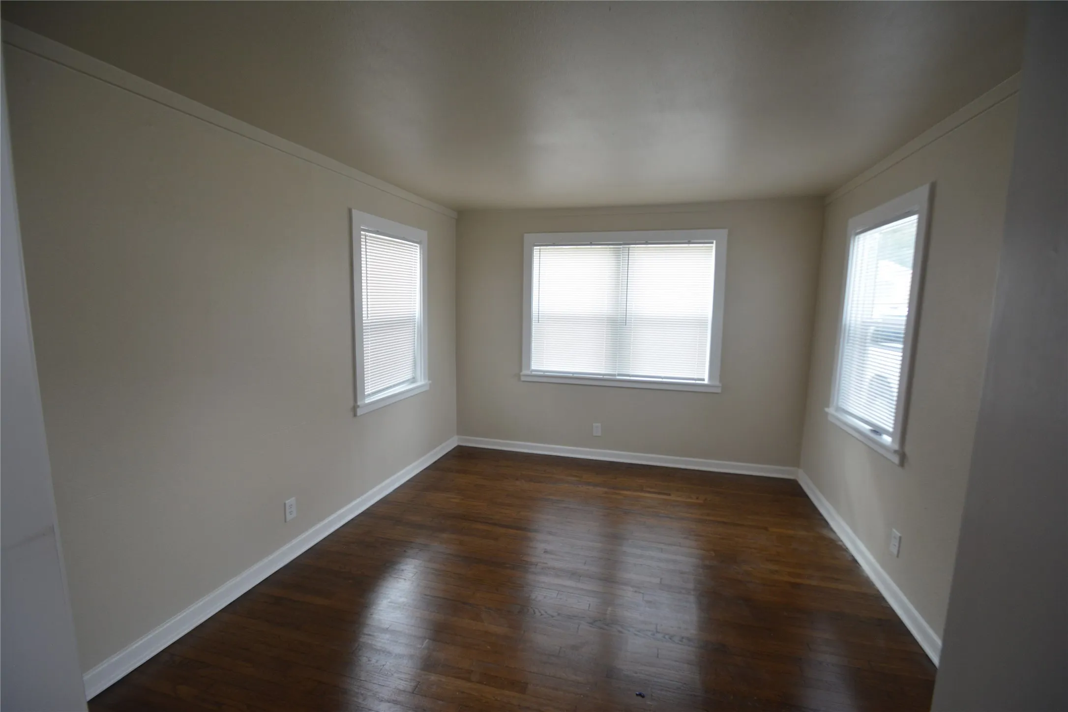 Single Family Residence For Sale in Tarrant County , 5309 Stanley Avenue, Fort Worth, Texas 76115, 3 Bedroom, 1 Bathroom, Garage spaces, 1,063 Sqft, built in 1953, mls#21383656, Real Estate Agent in Fort Worth, Homes For Sale in Tarrant county, Homes For Sale in Fort Worth, Realtor in Fort Worth Texas, Real Estate Brokerage Independent Realty Texas, Luminita Cordes Realtor
