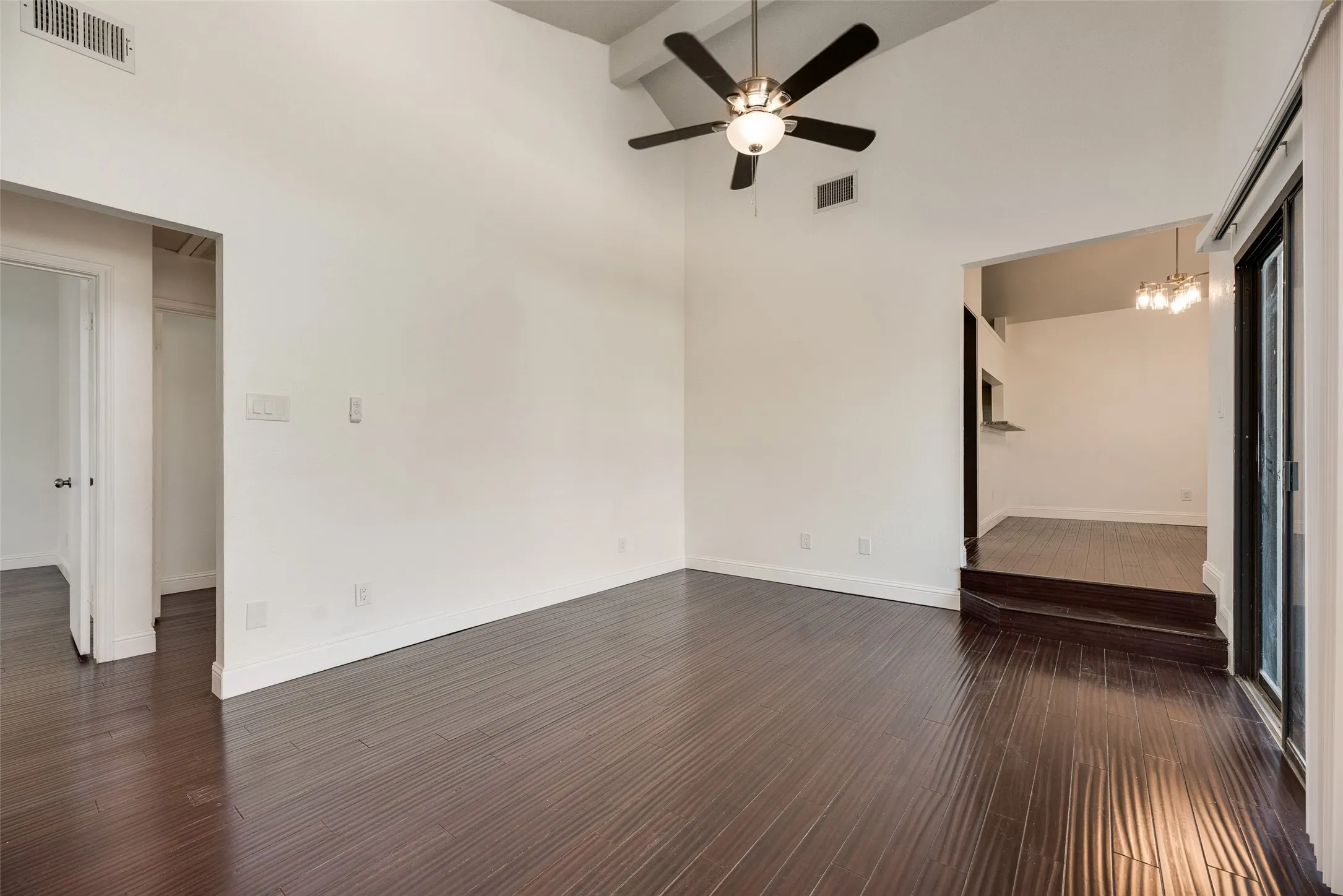 Condominium For Sale in Collin County , 17490 Meandering Way 202, Dallas, Texas 75252, 2 Bedroom, 2 Bathroom, 1 Garage spaces, 935 Sqft, built in 1983, mls#21382376, Real Estate Agent in Dallas, Homes For Sale in Collin county, Homes For Sale in Dallas, Realtor in Dallas Texas, Real Estate Brokerage Independent Realty Texas, Luminita Cordes Realtor