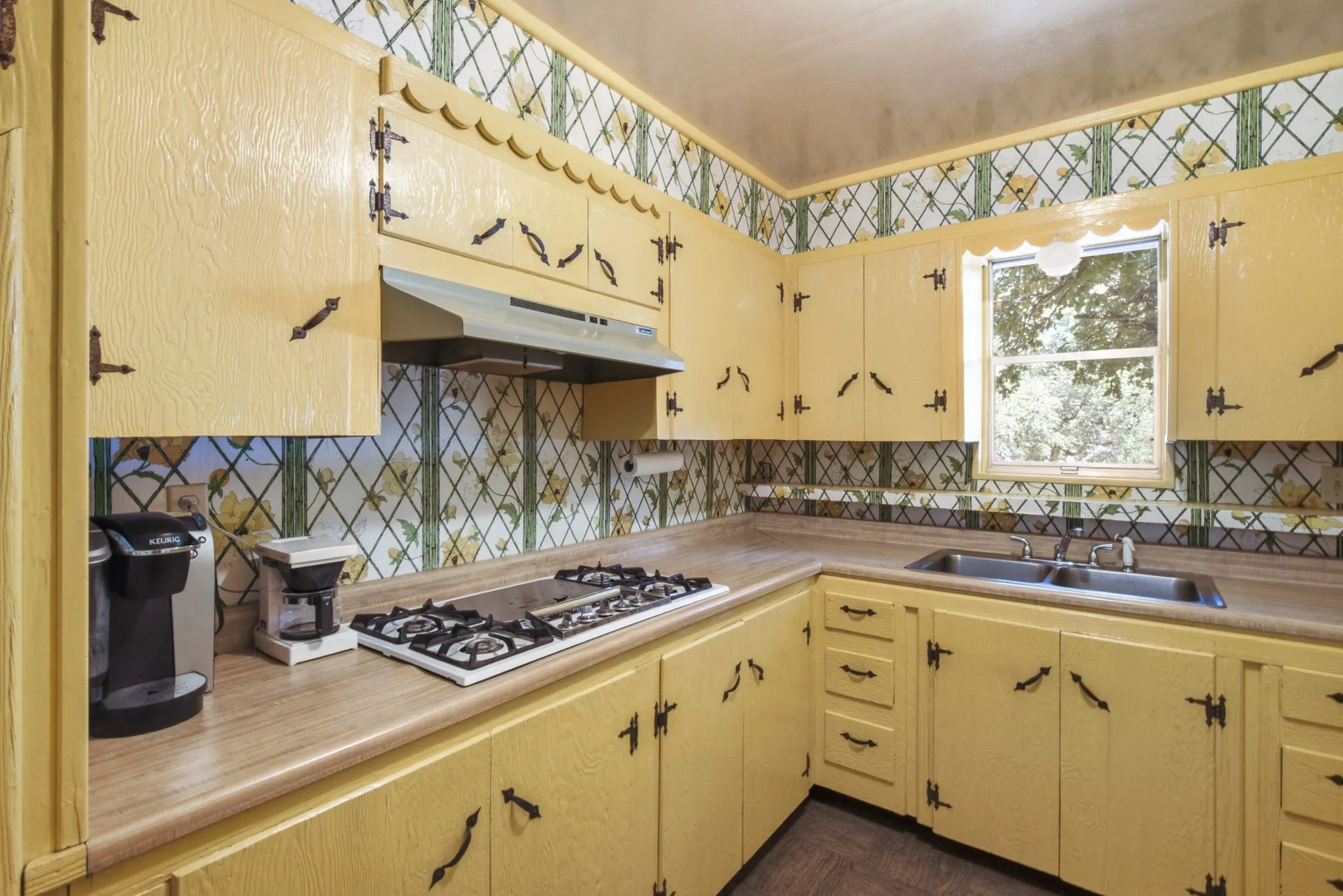 Single Family Residence For Sale in Hood County , 8704 Frontier Court, Granbury, Texas 76048, 2 Bedroom, 1 Bathroom, Garage spaces, 1,140 Sqft, built in 1975, mls#21382660, Real Estate Agent in Granbury, Homes For Sale in Hood county, Homes For Sale in Granbury, Realtor in Granbury Texas, Real Estate Brokerage Independent Realty Texas, Luminita Cordes Realtor