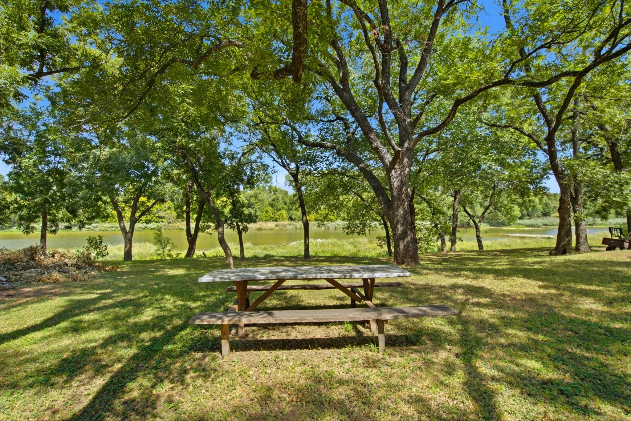Single Family Residence For Sale in Hood County , 8704 Frontier Court, Granbury, Texas 76048, 2 Bedroom, 1 Bathroom, Garage spaces, 1,140 Sqft, built in 1975, mls#21382660, Real Estate Agent in Granbury, Homes For Sale in Hood county, Homes For Sale in Granbury, Realtor in Granbury Texas, Real Estate Brokerage Independent Realty Texas, Luminita Cordes Realtor