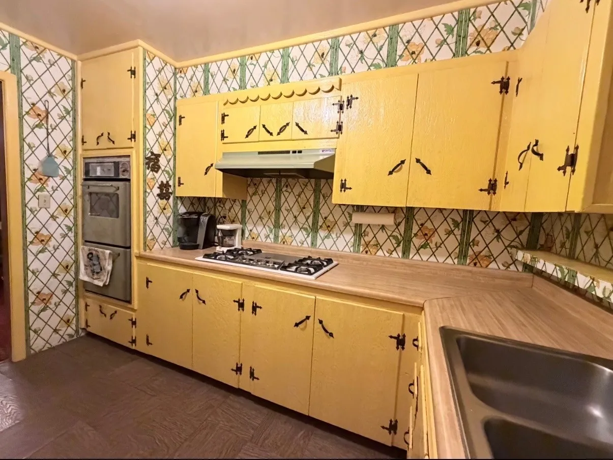 Single Family Residence For Sale in Hood County , 8704 Frontier Court, Granbury, Texas 76048, 2 Bedroom, 1 Bathroom, Garage spaces, 1,140 Sqft, built in 1975, mls#21382660, Real Estate Agent in Granbury, Homes For Sale in Hood county, Homes For Sale in Granbury, Realtor in Granbury Texas, Real Estate Brokerage Independent Realty Texas, Luminita Cordes Realtor