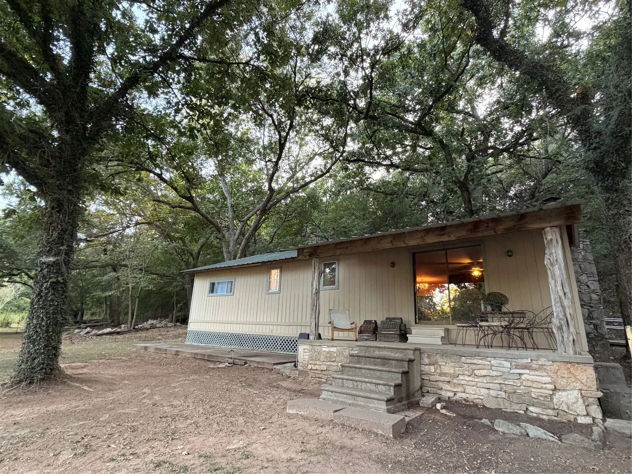 Single Family Residence For Sale in Hood County , 8704 Frontier Court, Granbury, Texas 76048, 2 Bedroom, 1 Bathroom, Garage spaces, 1,140 Sqft, built in 1975, mls#21382660, Real Estate Agent in Granbury, Homes For Sale in Hood county, Homes For Sale in Granbury, Realtor in Granbury Texas, Real Estate Brokerage Independent Realty Texas, Luminita Cordes Realtor