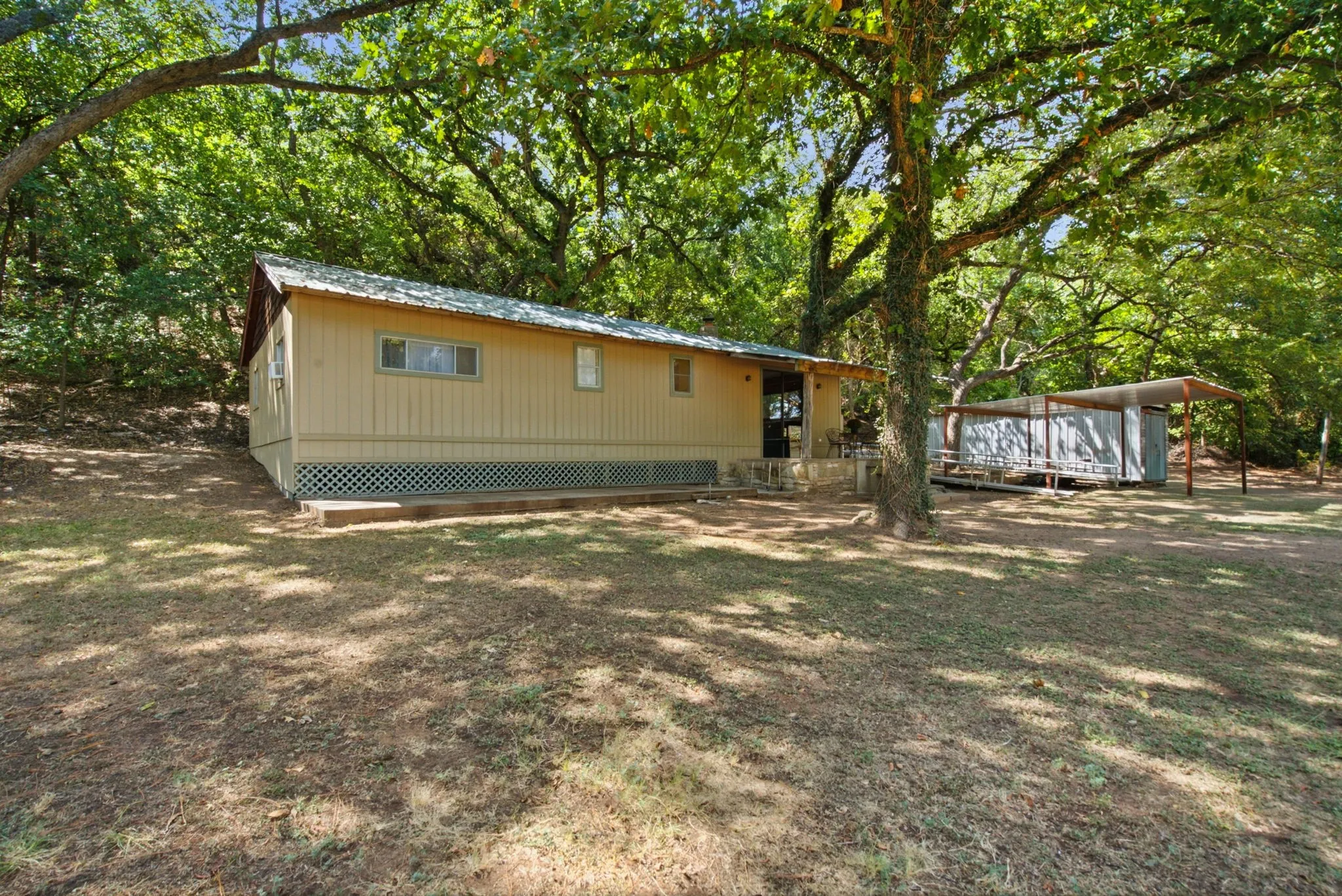 Single Family Residence For Sale in Hood County , 8704 Frontier Court, Granbury, Texas 76048, 2 Bedroom, 1 Bathroom, Garage spaces, 1,140 Sqft, built in 1975, mls#21382660, Real Estate Agent in Granbury, Homes For Sale in Hood county, Homes For Sale in Granbury, Realtor in Granbury Texas, Real Estate Brokerage Independent Realty Texas, Luminita Cordes Realtor