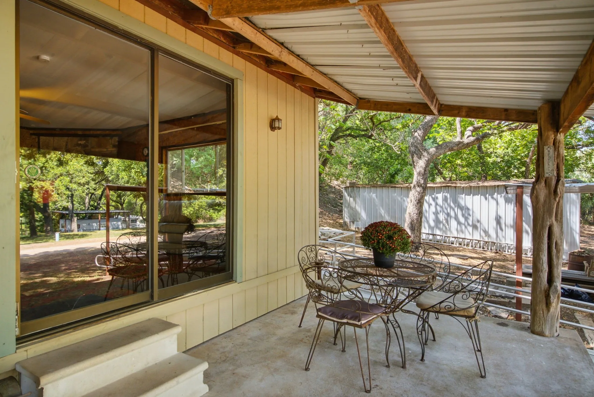 Single Family Residence For Sale in Hood County , 8704 Frontier Court, Granbury, Texas 76048, 2 Bedroom, 1 Bathroom, Garage spaces, 1,140 Sqft, built in 1975, mls#21382660, Real Estate Agent in Granbury, Homes For Sale in Hood county, Homes For Sale in Granbury, Realtor in Granbury Texas, Real Estate Brokerage Independent Realty Texas, Luminita Cordes Realtor