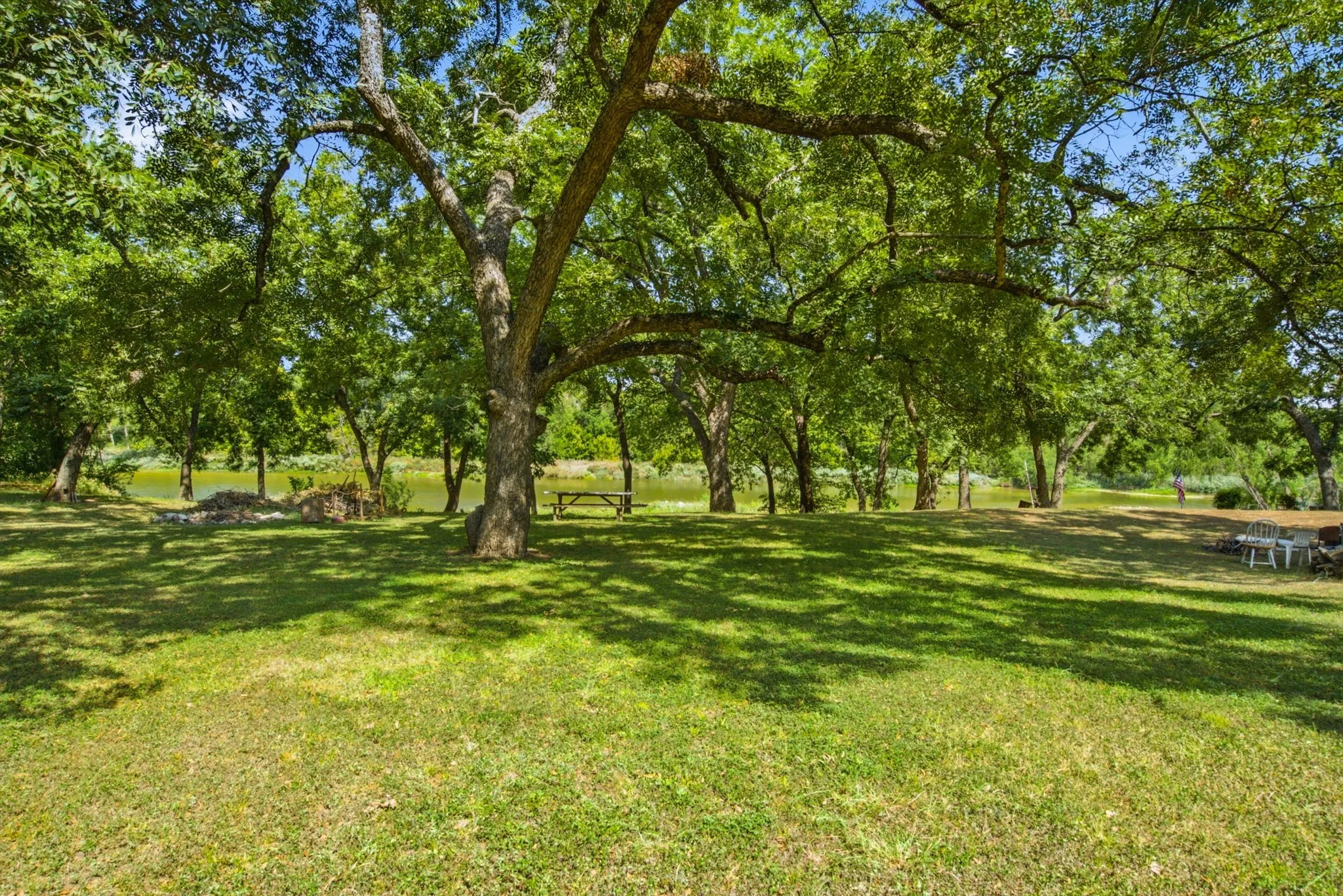 Single Family Residence For Sale in Hood County , 8704 Frontier Court, Granbury, Texas 76048, 2 Bedroom, 1 Bathroom, Garage spaces, 1,140 Sqft, built in 1975, mls#21382660, Real Estate Agent in Granbury, Homes For Sale in Hood county, Homes For Sale in Granbury, Realtor in Granbury Texas, Real Estate Brokerage Independent Realty Texas, Luminita Cordes Realtor