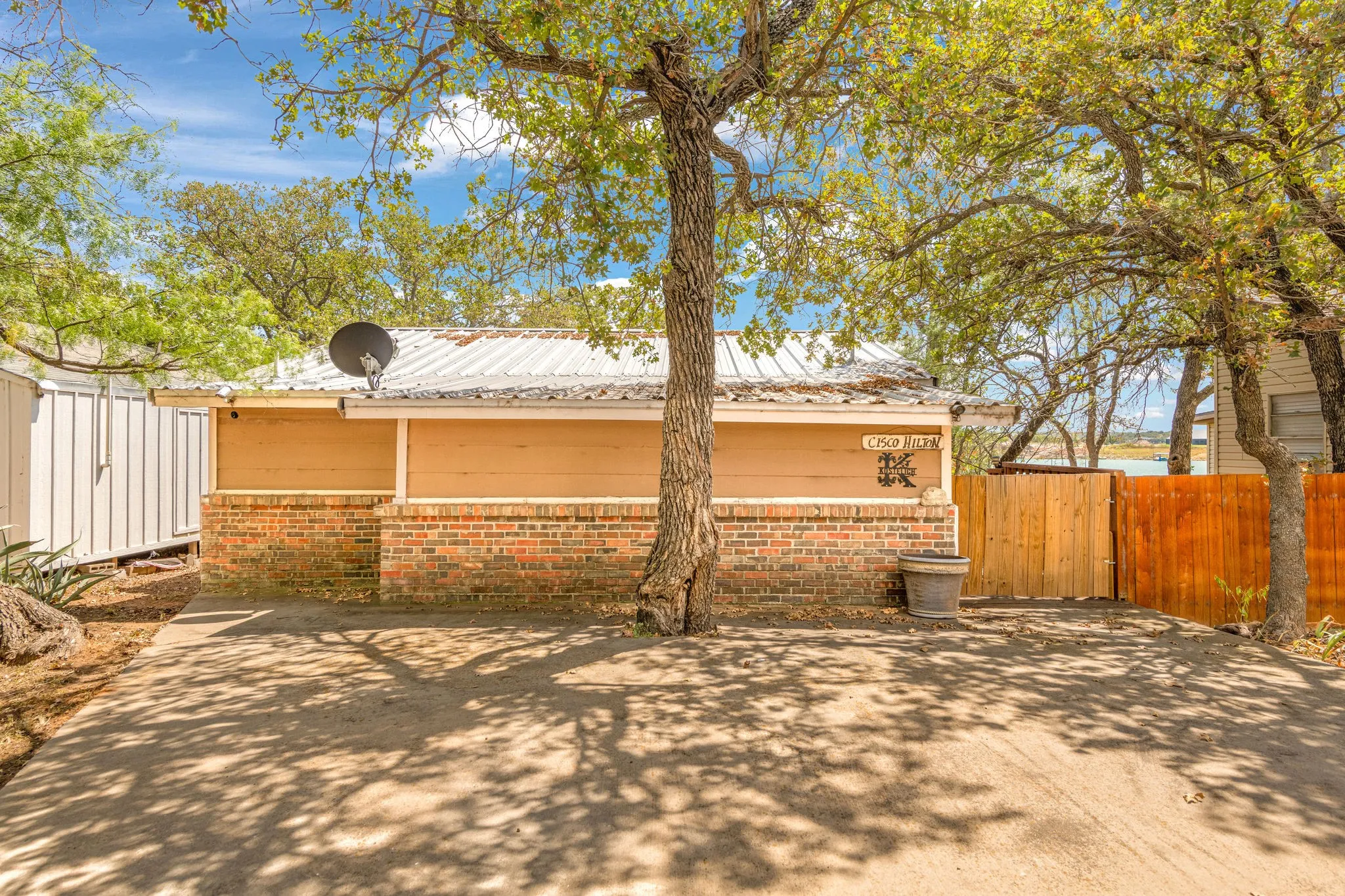 Single Family Residence For Sale in Eastland County , 969 N Shore Drive, Cisco, Texas 76437, 3 Bedroom, 2 Bathroom, Garage spaces, 1,168 Sqft, built in 1945, mls#21383661, Real Estate Agent in Cisco, Homes For Sale in Eastland county, Homes For Sale in Cisco, Realtor in Cisco Texas, Real Estate Brokerage Independent Realty Texas, Luminita Cordes Realtor