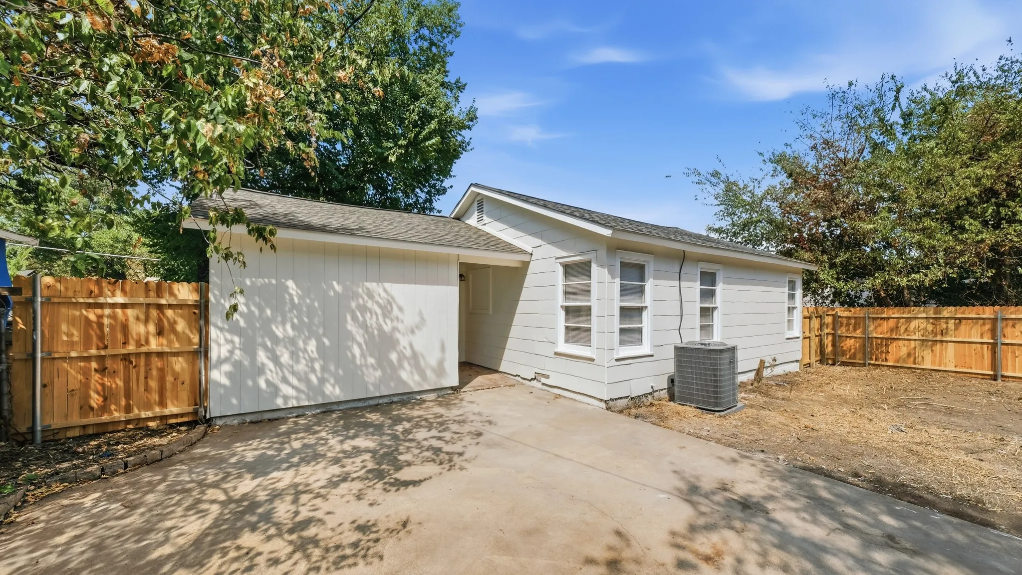 Single Family Residence For Sale in Tarrant County , 3728 Hardeman Street, Fort Worth, Texas 76119, 2 Bedroom, 1 Bathroom, 1 Garage spaces, 841 Sqft, built in 1952, mls#21383663, Real Estate Agent in Fort Worth, Homes For Sale in Tarrant county, Homes For Sale in Fort Worth, Realtor in Fort Worth Texas, Real Estate Brokerage Independent Realty Texas, Luminita Cordes Realtor