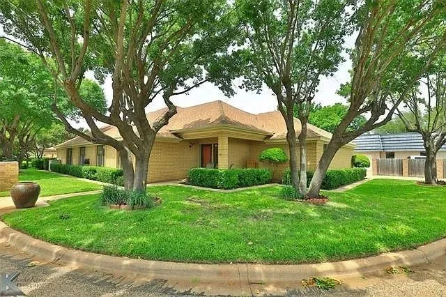 Single Family Residence For Sale in Taylor County , 55 Surrey Square, Abilene, Texas 79606, 3 Bedroom, 4 Bathroom, 2 Garage spaces, 2,454 Sqft, built in 1980, mls#21335706, Real Estate Agent in Abilene, Homes For Sale in Taylor county, Homes For Sale in Abilene, Realtor in Abilene Texas, Real Estate Brokerage Independent Realty Texas, Luminita Cordes Realtor