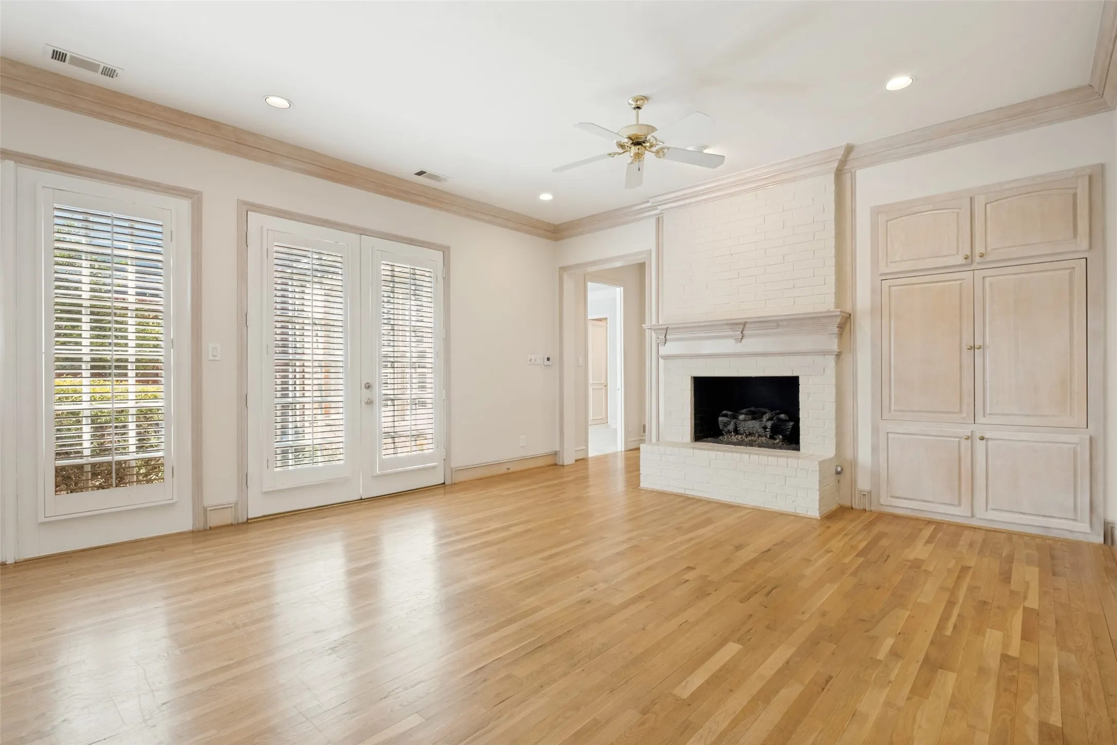 Single Family Residence For Sale in Dallas County , 7984 Caruth Court, Dallas, Texas 75225, 3 Bedroom, 3 Bathroom, 2 Garage spaces, 2,984 Sqft, built in 1994, mls#21380641, Real Estate Agent in Dallas, Homes For Sale in Dallas county, Homes For Sale in Dallas, Realtor in Dallas Texas, Real Estate Brokerage Independent Realty Texas, Luminita Cordes Realtor