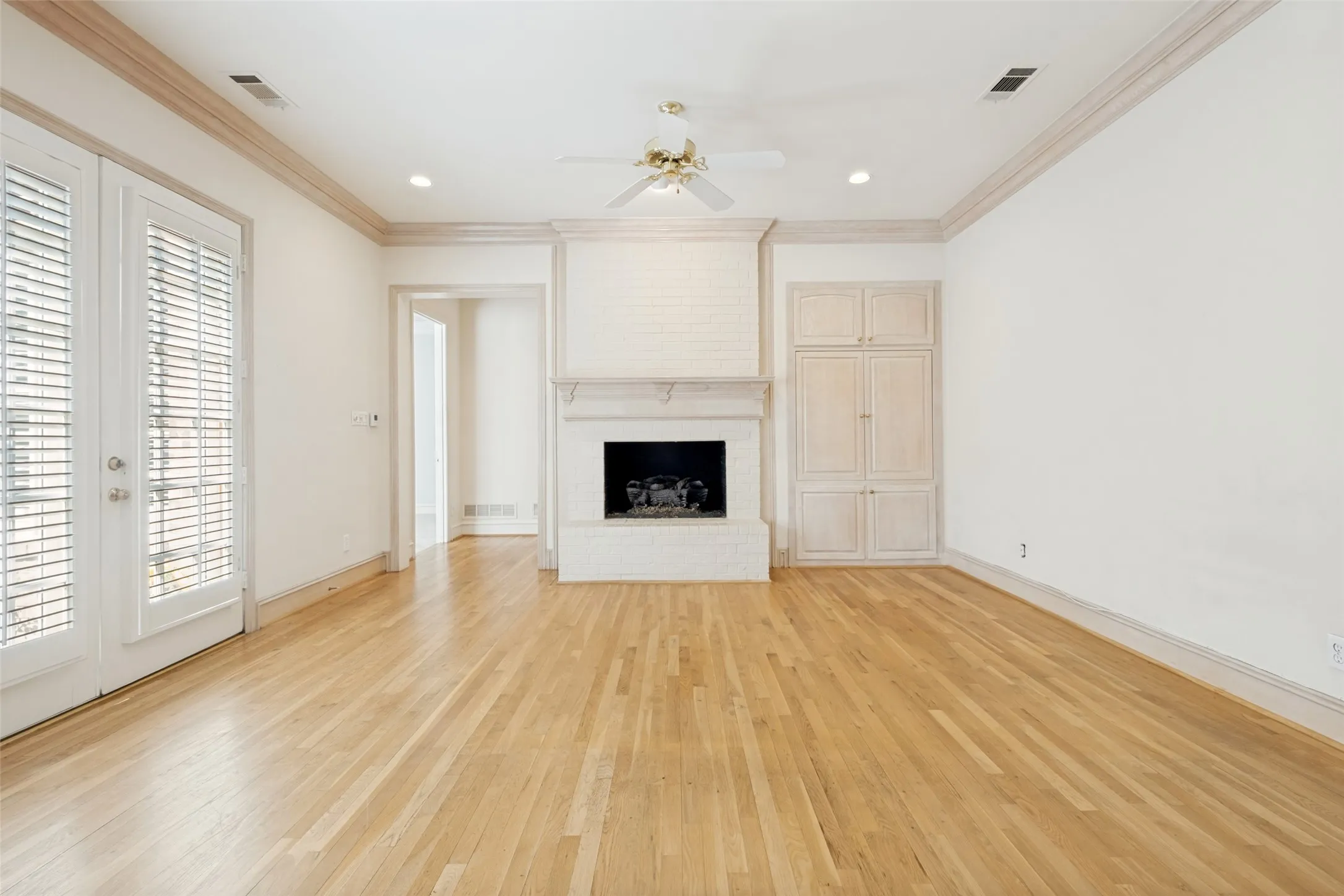 Single Family Residence For Sale in Dallas County , 7984 Caruth Court, Dallas, Texas 75225, 3 Bedroom, 3 Bathroom, 2 Garage spaces, 2,984 Sqft, built in 1994, mls#21380641, Real Estate Agent in Dallas, Homes For Sale in Dallas county, Homes For Sale in Dallas, Realtor in Dallas Texas, Real Estate Brokerage Independent Realty Texas, Luminita Cordes Realtor