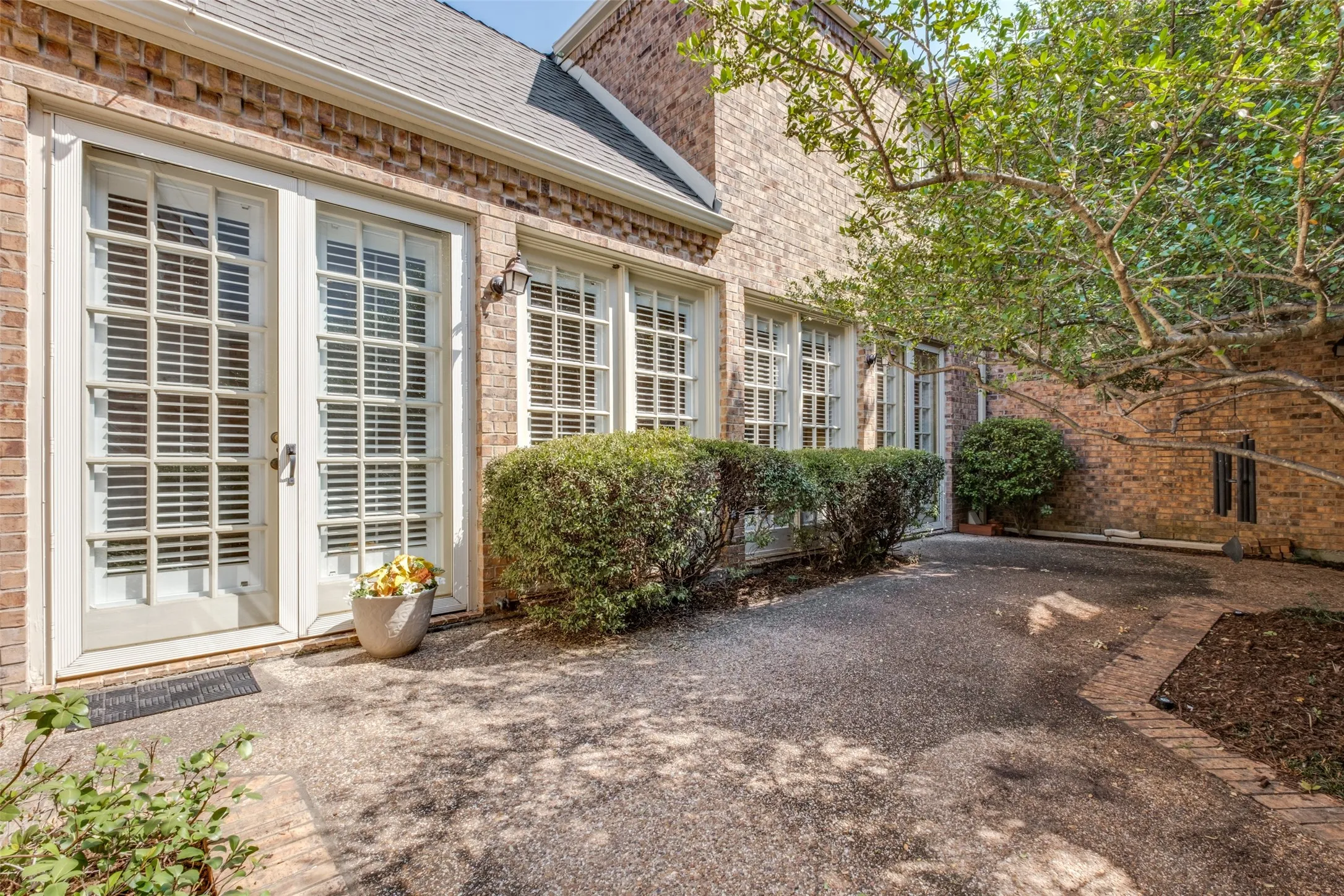 Single Family Residence For Sale in Dallas County , 7984 Caruth Court, Dallas, Texas 75225, 3 Bedroom, 3 Bathroom, 2 Garage spaces, 2,984 Sqft, built in 1994, mls#21380641, Real Estate Agent in Dallas, Homes For Sale in Dallas county, Homes For Sale in Dallas, Realtor in Dallas Texas, Real Estate Brokerage Independent Realty Texas, Luminita Cordes Realtor