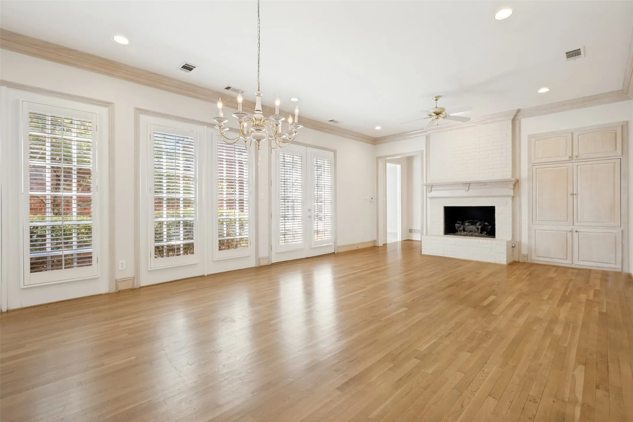 Single Family Residence For Sale in Dallas County , 7984 Caruth Court, Dallas, Texas 75225, 3 Bedroom, 3 Bathroom, 2 Garage spaces, 2,984 Sqft, built in 1994, mls#21380641, Real Estate Agent in Dallas, Homes For Sale in Dallas county, Homes For Sale in Dallas, Realtor in Dallas Texas, Real Estate Brokerage Independent Realty Texas, Luminita Cordes Realtor