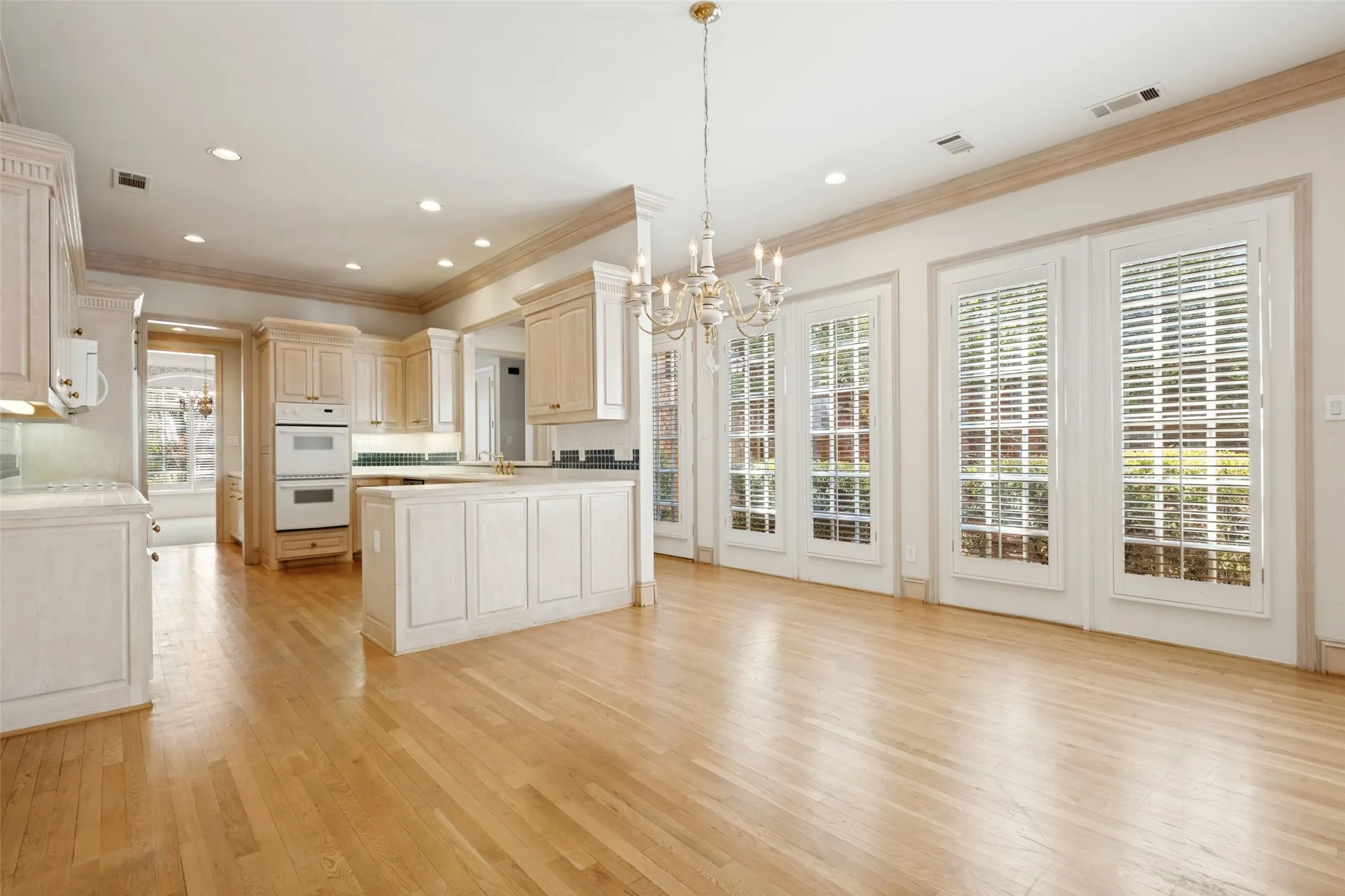 Single Family Residence For Sale in Dallas County , 7984 Caruth Court, Dallas, Texas 75225, 3 Bedroom, 3 Bathroom, 2 Garage spaces, 2,984 Sqft, built in 1994, mls#21380641, Real Estate Agent in Dallas, Homes For Sale in Dallas county, Homes For Sale in Dallas, Realtor in Dallas Texas, Real Estate Brokerage Independent Realty Texas, Luminita Cordes Realtor