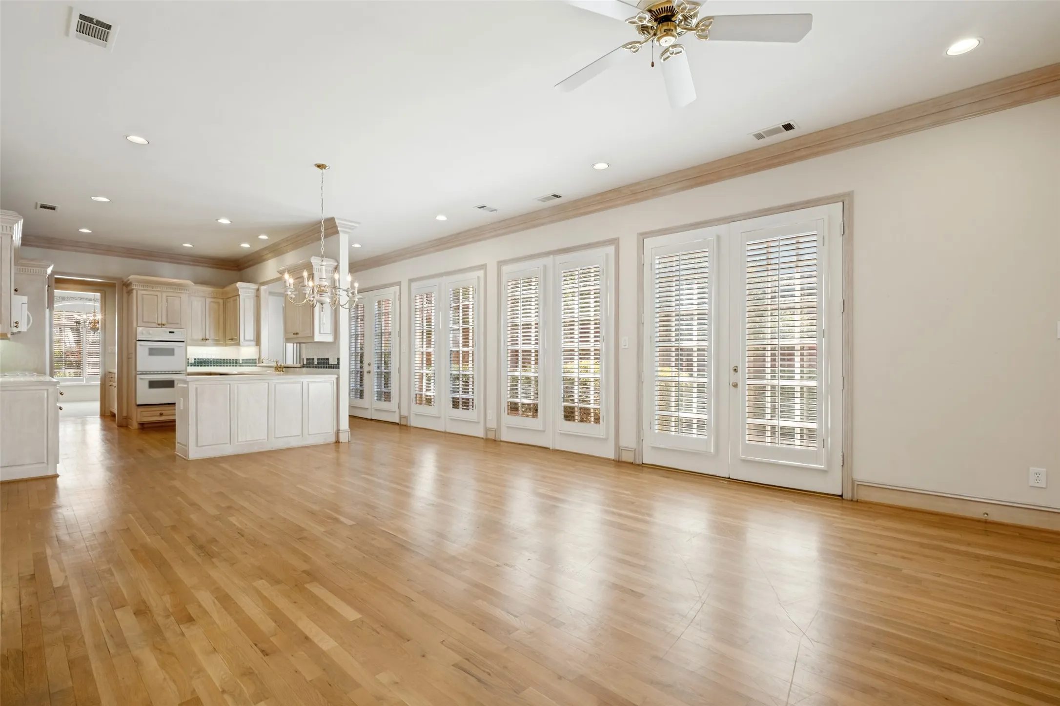 Single Family Residence For Sale in Dallas County , 7984 Caruth Court, Dallas, Texas 75225, 3 Bedroom, 3 Bathroom, 2 Garage spaces, 2,984 Sqft, built in 1994, mls#21380641, Real Estate Agent in Dallas, Homes For Sale in Dallas county, Homes For Sale in Dallas, Realtor in Dallas Texas, Real Estate Brokerage Independent Realty Texas, Luminita Cordes Realtor