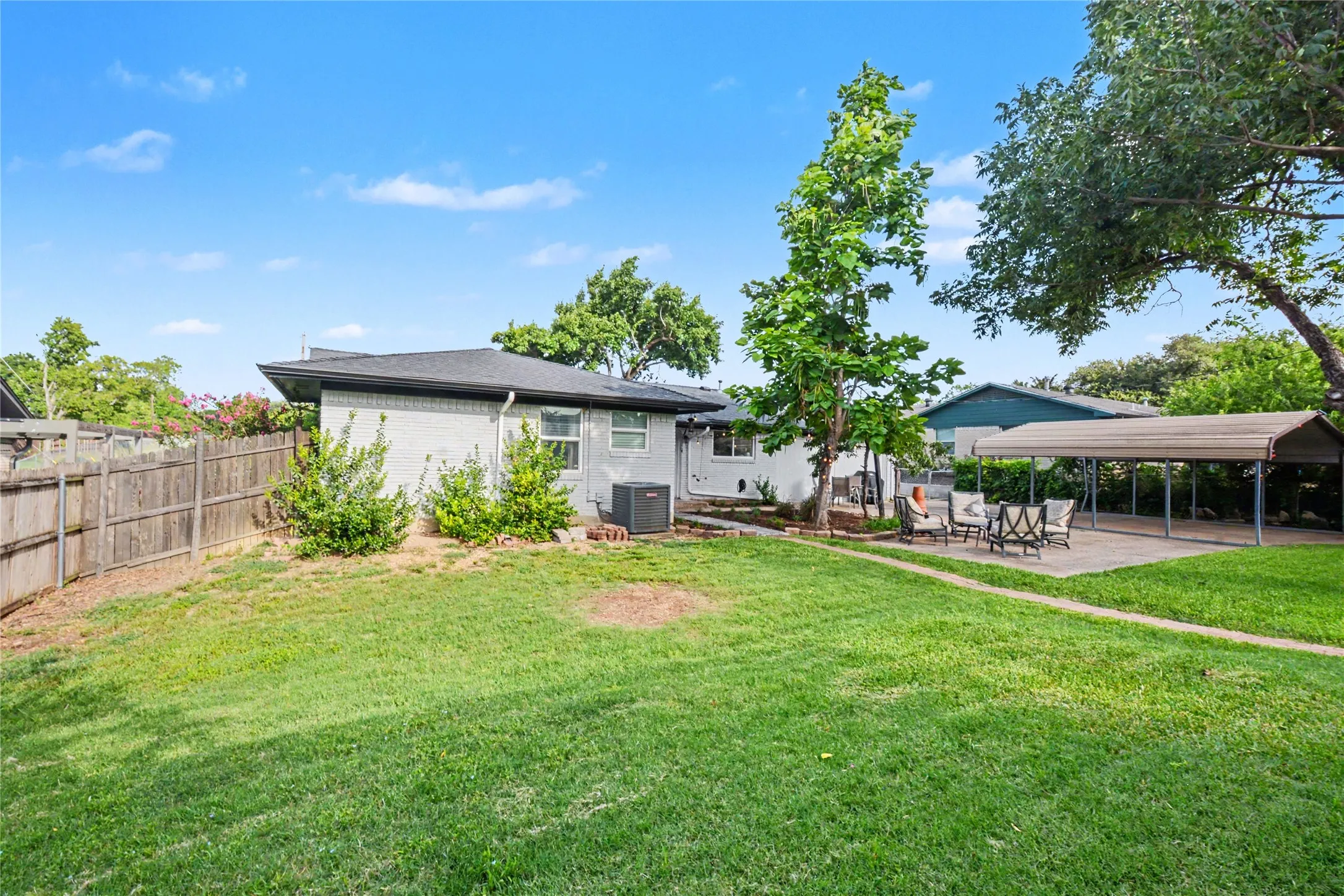 Single Family Residence For Sale in Dallas County , 9324 Clearwater Drive, Dallas, Texas 75243, 3 Bedroom, 2 Bathroom, Garage spaces, 1,863 Sqft, built in 1960, mls#21370114, Real Estate Agent in Dallas, Homes For Sale in Dallas county, Homes For Sale in Dallas, Realtor in Dallas Texas, Real Estate Brokerage Independent Realty Texas, Luminita Cordes Realtor