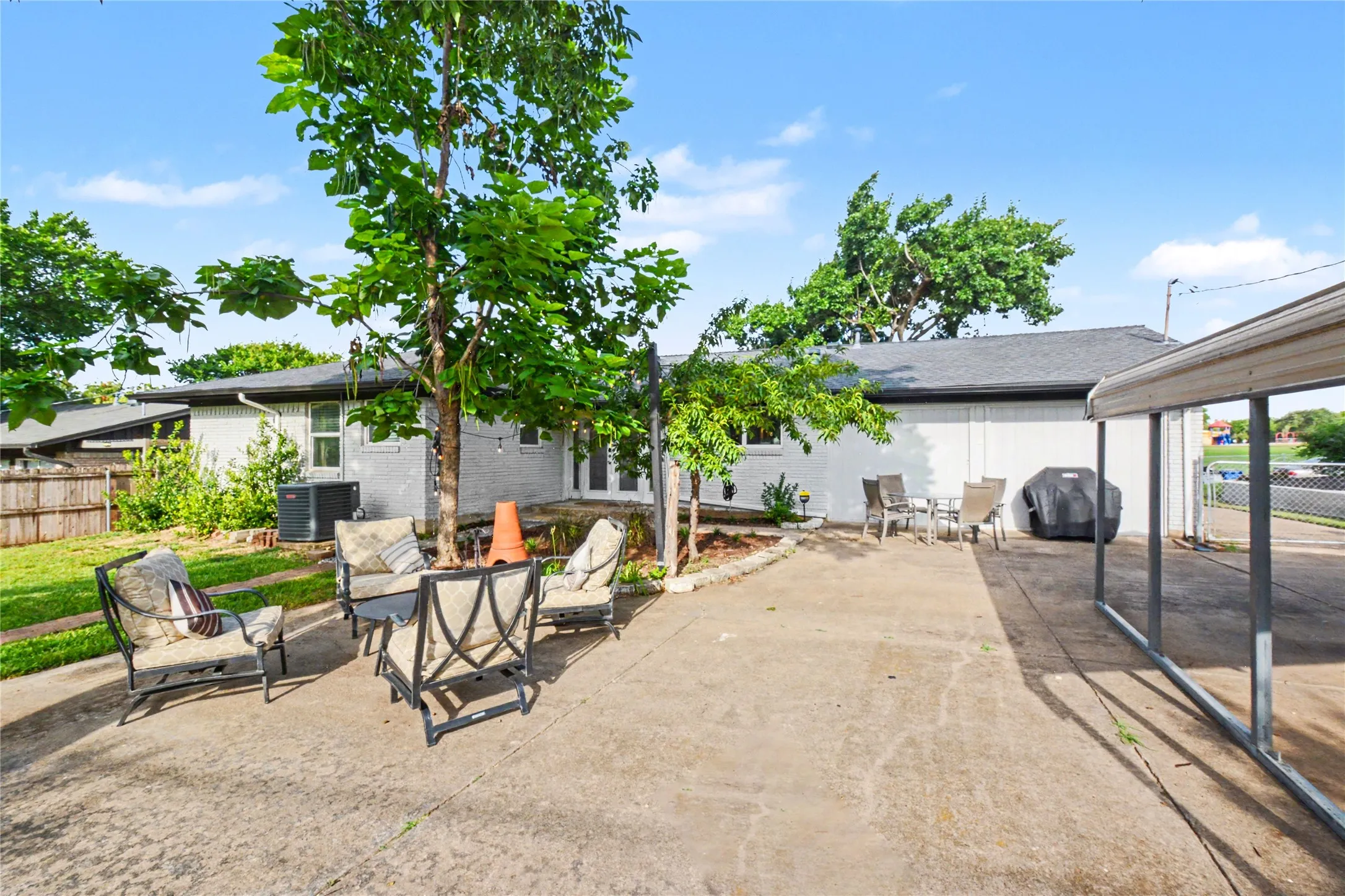 Single Family Residence For Sale in Dallas County , 9324 Clearwater Drive, Dallas, Texas 75243, 3 Bedroom, 2 Bathroom, Garage spaces, 1,863 Sqft, built in 1960, mls#21370114, Real Estate Agent in Dallas, Homes For Sale in Dallas county, Homes For Sale in Dallas, Realtor in Dallas Texas, Real Estate Brokerage Independent Realty Texas, Luminita Cordes Realtor