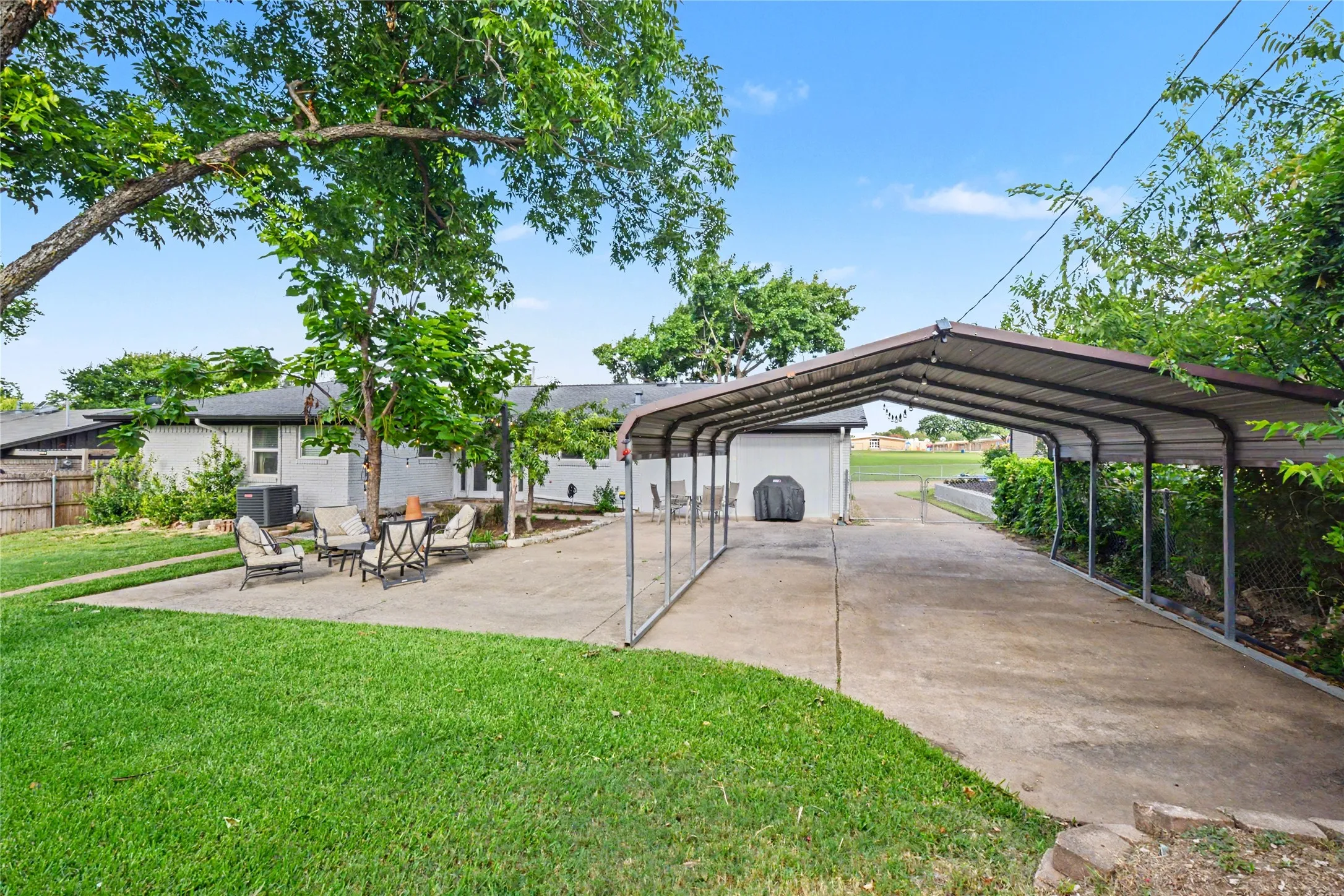 Single Family Residence For Sale in Dallas County , 9324 Clearwater Drive, Dallas, Texas 75243, 3 Bedroom, 2 Bathroom, Garage spaces, 1,863 Sqft, built in 1960, mls#21370114, Real Estate Agent in Dallas, Homes For Sale in Dallas county, Homes For Sale in Dallas, Realtor in Dallas Texas, Real Estate Brokerage Independent Realty Texas, Luminita Cordes Realtor