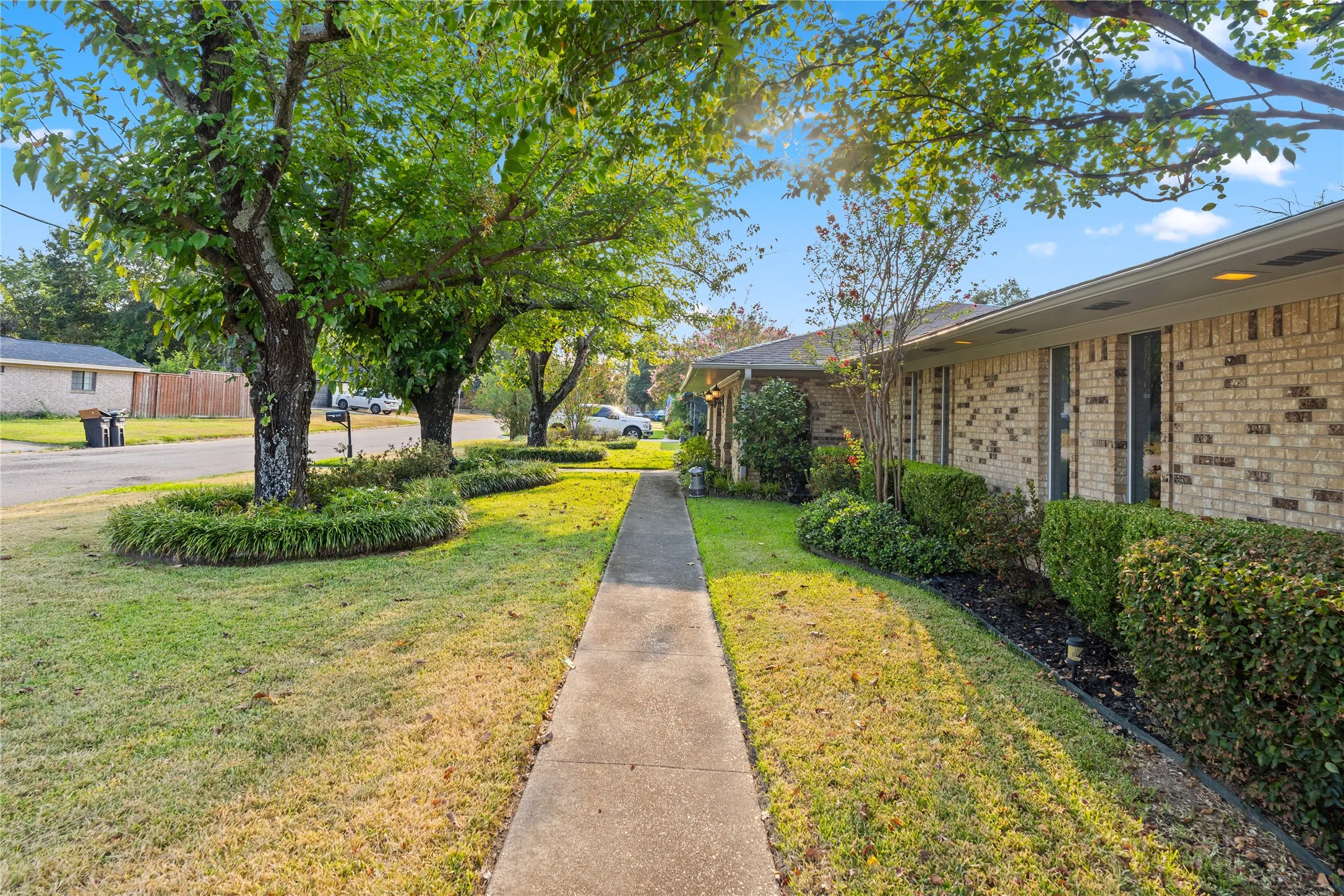 Single Family Residence For Sale in Hopkins County , 1625 Lakeshore Drive, Sulphur Springs, Texas 75482, 5 Bedroom, 3 Bathroom, 2 Garage spaces, 3,845 Sqft, built in 1971, mls#21382029, Real Estate Agent in Sulphur Springs, Homes For Sale in Hopkins county, Homes For Sale in Sulphur Springs, Realtor in Sulphur Springs Texas, Real Estate Brokerage Independent Realty Texas, Luminita Cordes Realtor