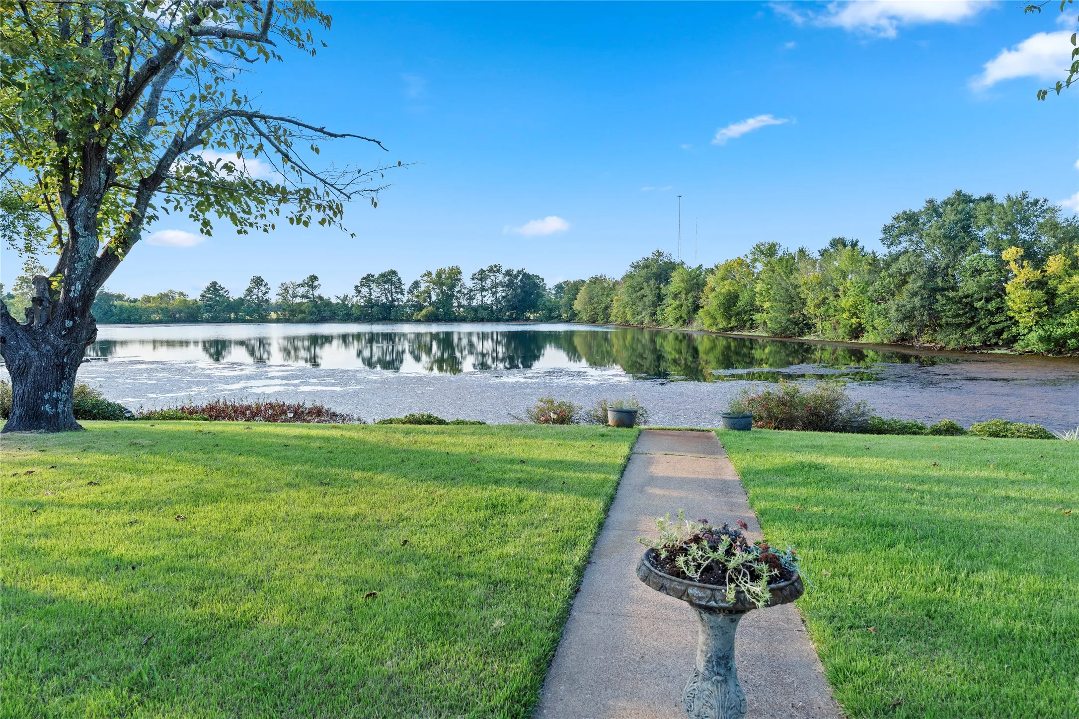 Single Family Residence For Sale in Hopkins County , 1625 Lakeshore Drive, Sulphur Springs, Texas 75482, 5 Bedroom, 3 Bathroom, 2 Garage spaces, 3,845 Sqft, built in 1971, mls#21382029, Real Estate Agent in Sulphur Springs, Homes For Sale in Hopkins county, Homes For Sale in Sulphur Springs, Realtor in Sulphur Springs Texas, Real Estate Brokerage Independent Realty Texas, Luminita Cordes Realtor