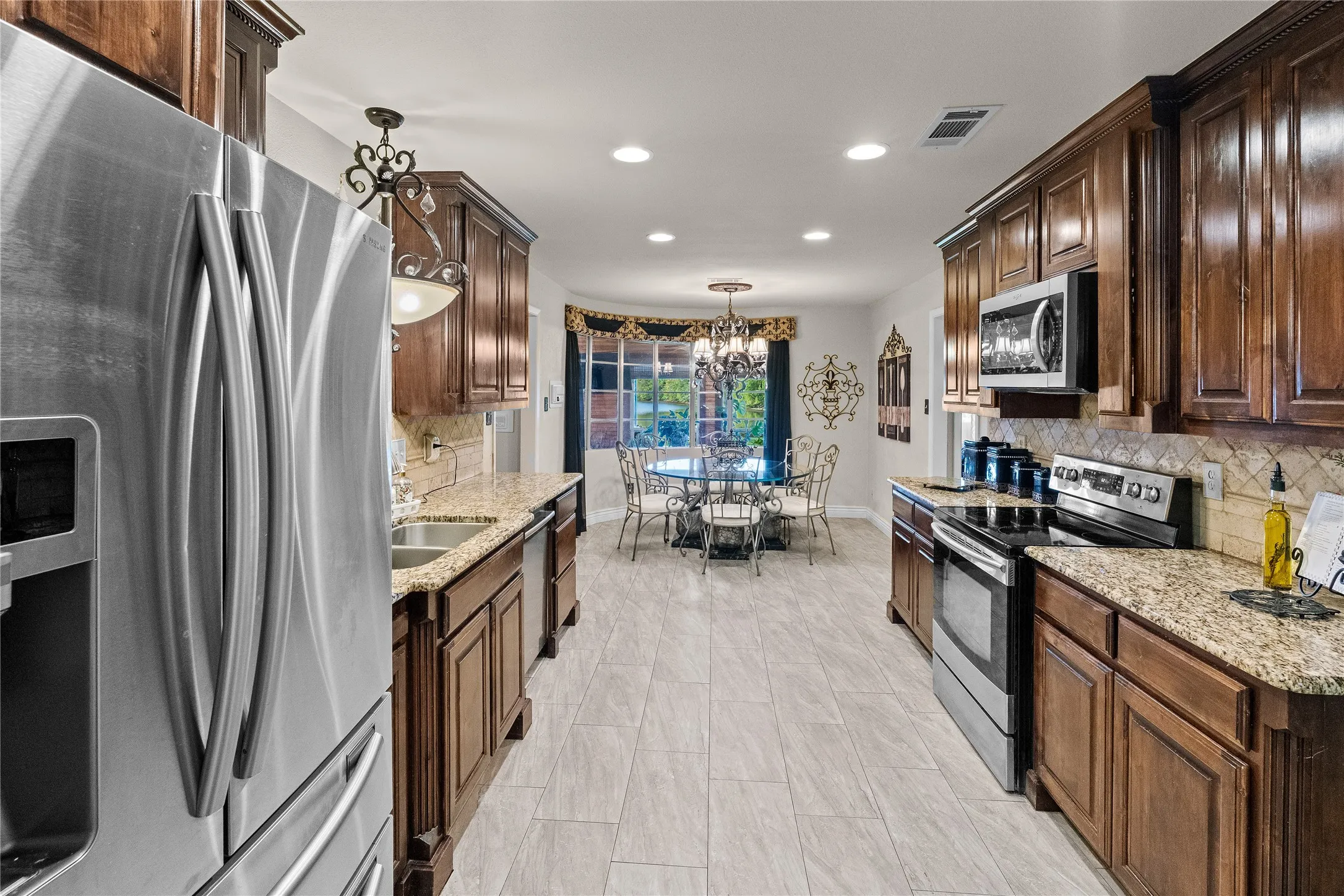 Single Family Residence For Sale in Hopkins County , 1625 Lakeshore Drive, Sulphur Springs, Texas 75482, 5 Bedroom, 3 Bathroom, 2 Garage spaces, 3,845 Sqft, built in 1971, mls#21382029, Real Estate Agent in Sulphur Springs, Homes For Sale in Hopkins county, Homes For Sale in Sulphur Springs, Realtor in Sulphur Springs Texas, Real Estate Brokerage Independent Realty Texas, Luminita Cordes Realtor