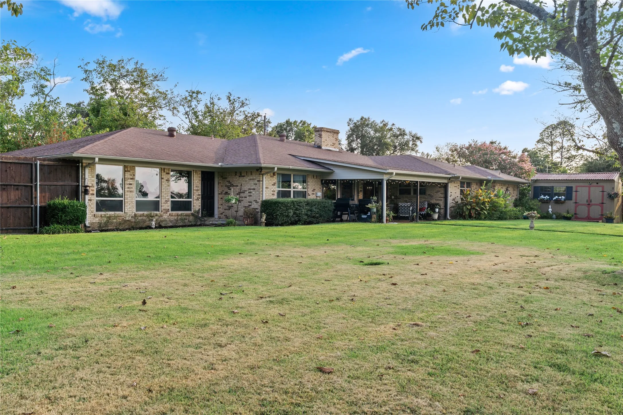 Single Family Residence For Sale in Hopkins County , 1625 Lakeshore Drive, Sulphur Springs, Texas 75482, 5 Bedroom, 3 Bathroom, 2 Garage spaces, 3,845 Sqft, built in 1971, mls#21382029, Real Estate Agent in Sulphur Springs, Homes For Sale in Hopkins county, Homes For Sale in Sulphur Springs, Realtor in Sulphur Springs Texas, Real Estate Brokerage Independent Realty Texas, Luminita Cordes Realtor