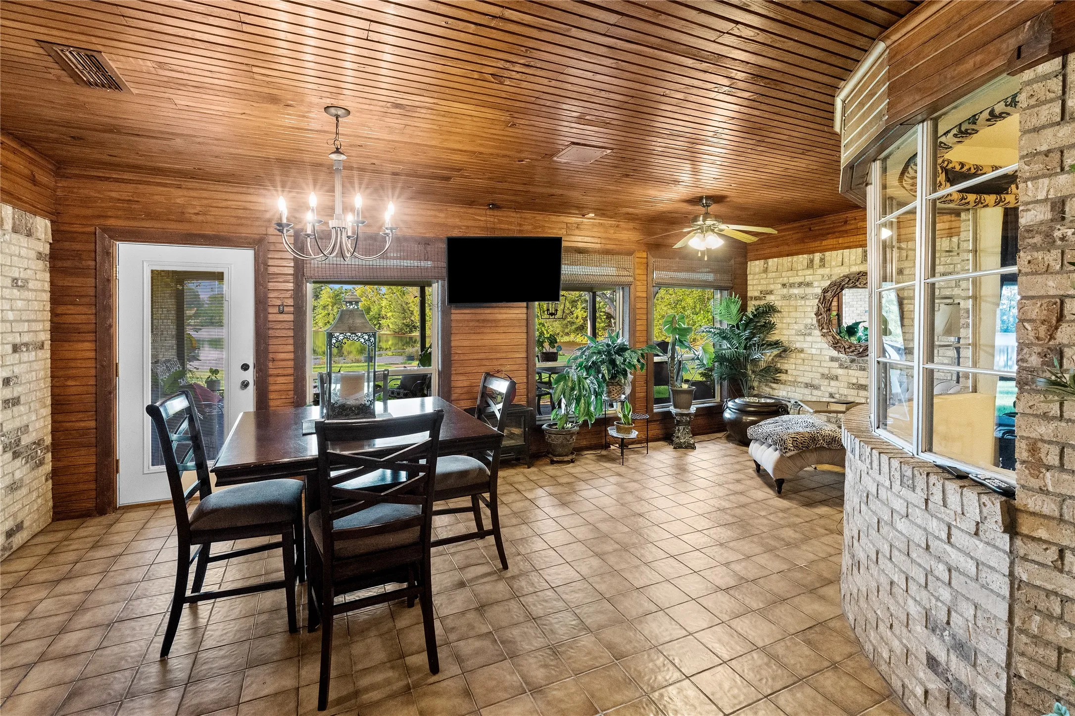 Single Family Residence For Sale in Hopkins County , 1625 Lakeshore Drive, Sulphur Springs, Texas 75482, 5 Bedroom, 3 Bathroom, 2 Garage spaces, 3,845 Sqft, built in 1971, mls#21382029, Real Estate Agent in Sulphur Springs, Homes For Sale in Hopkins county, Homes For Sale in Sulphur Springs, Realtor in Sulphur Springs Texas, Real Estate Brokerage Independent Realty Texas, Luminita Cordes Realtor