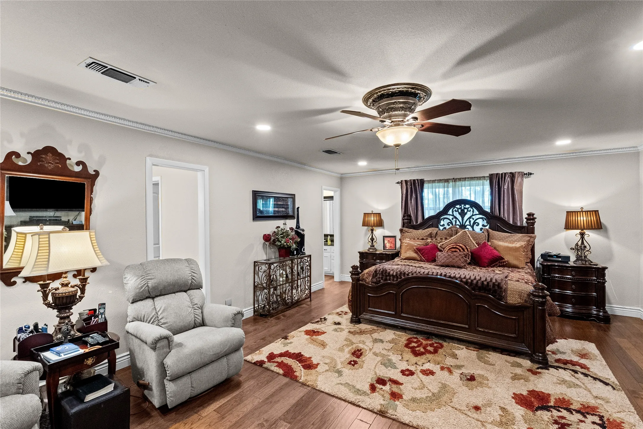 Single Family Residence For Sale in Hopkins County , 1625 Lakeshore Drive, Sulphur Springs, Texas 75482, 5 Bedroom, 3 Bathroom, 2 Garage spaces, 3,845 Sqft, built in 1971, mls#21382029, Real Estate Agent in Sulphur Springs, Homes For Sale in Hopkins county, Homes For Sale in Sulphur Springs, Realtor in Sulphur Springs Texas, Real Estate Brokerage Independent Realty Texas, Luminita Cordes Realtor