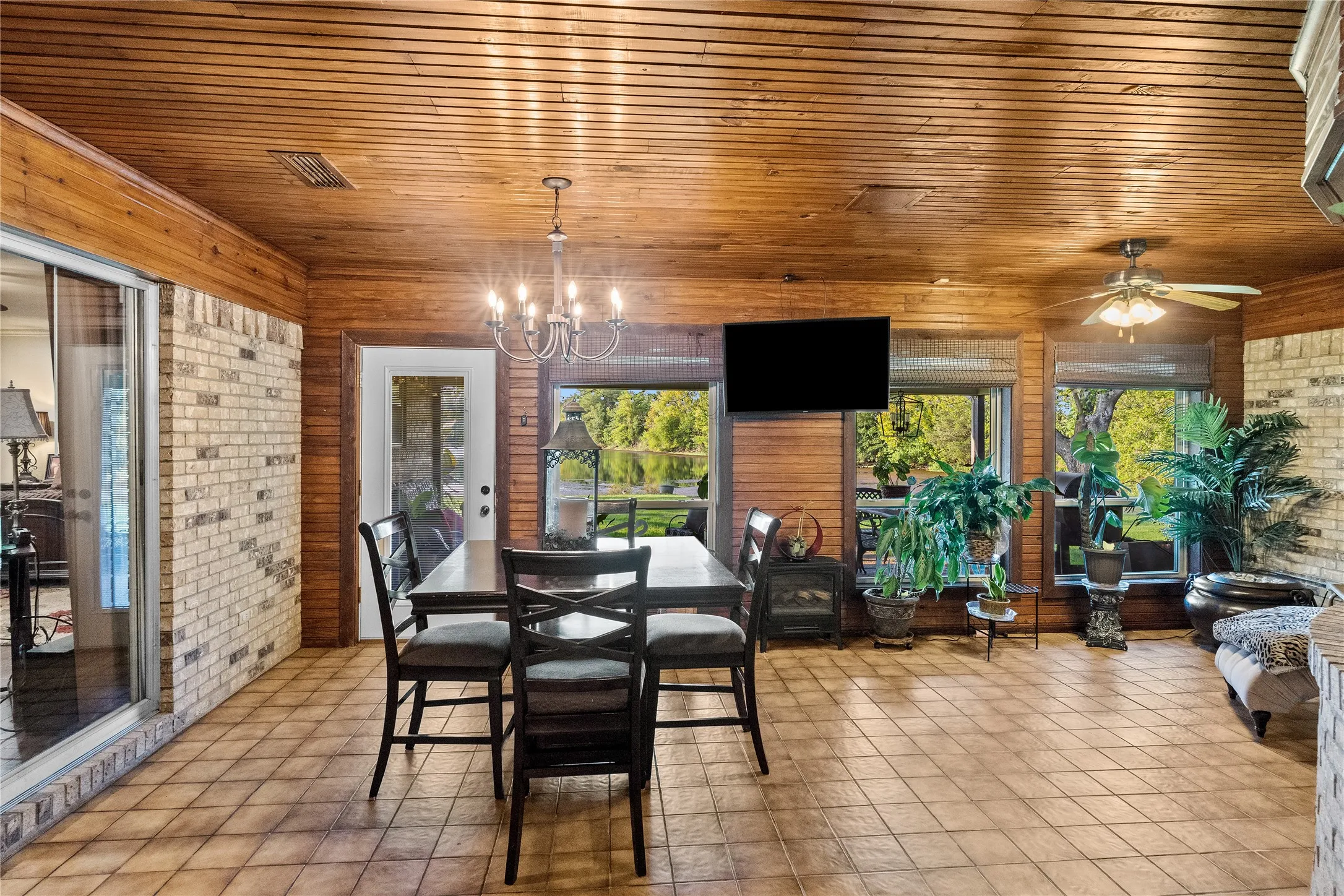 Single Family Residence For Sale in Hopkins County , 1625 Lakeshore Drive, Sulphur Springs, Texas 75482, 5 Bedroom, 3 Bathroom, 2 Garage spaces, 3,845 Sqft, built in 1971, mls#21382029, Real Estate Agent in Sulphur Springs, Homes For Sale in Hopkins county, Homes For Sale in Sulphur Springs, Realtor in Sulphur Springs Texas, Real Estate Brokerage Independent Realty Texas, Luminita Cordes Realtor