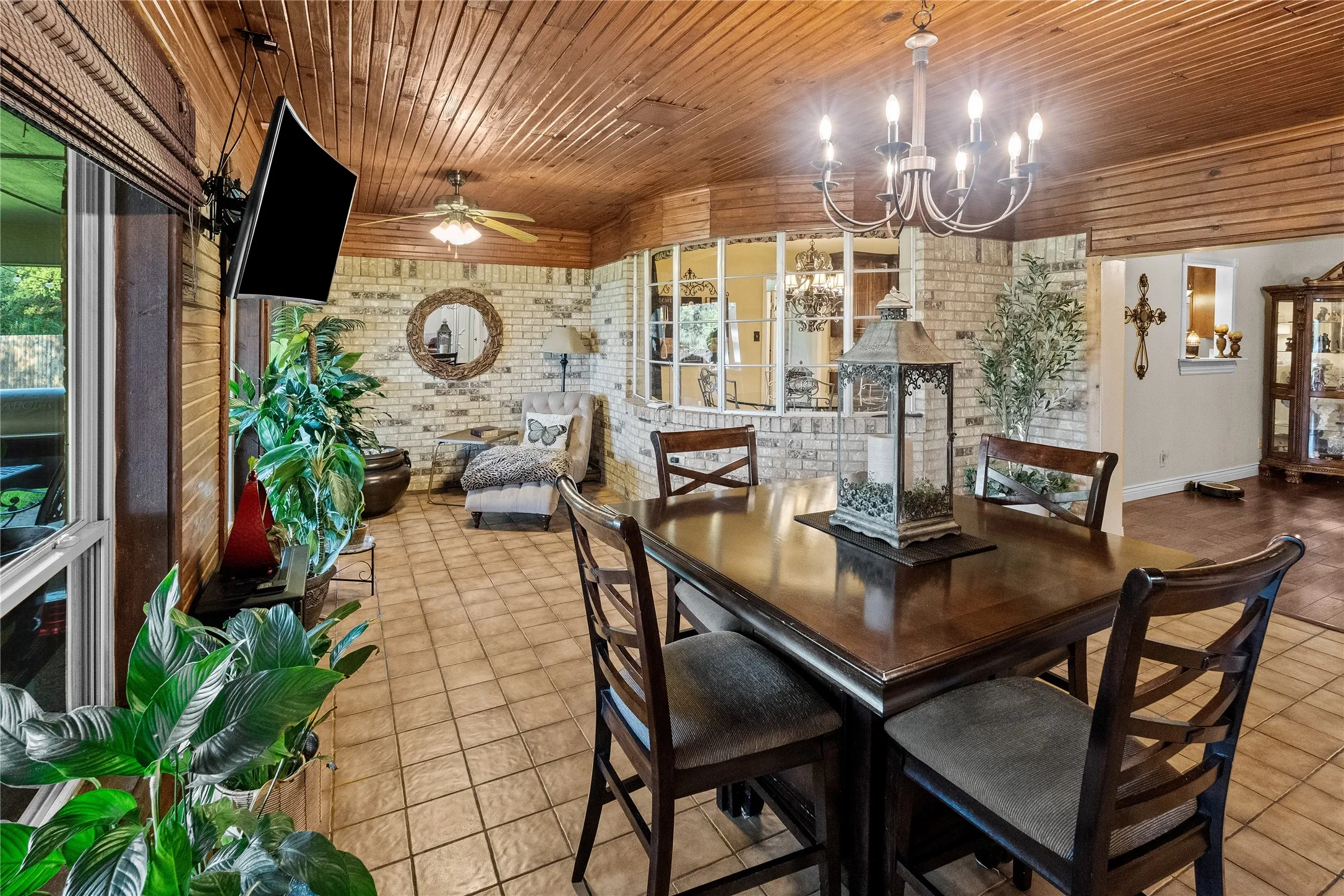 Single Family Residence For Sale in Hopkins County , 1625 Lakeshore Drive, Sulphur Springs, Texas 75482, 5 Bedroom, 3 Bathroom, 2 Garage spaces, 3,845 Sqft, built in 1971, mls#21382029, Real Estate Agent in Sulphur Springs, Homes For Sale in Hopkins county, Homes For Sale in Sulphur Springs, Realtor in Sulphur Springs Texas, Real Estate Brokerage Independent Realty Texas, Luminita Cordes Realtor