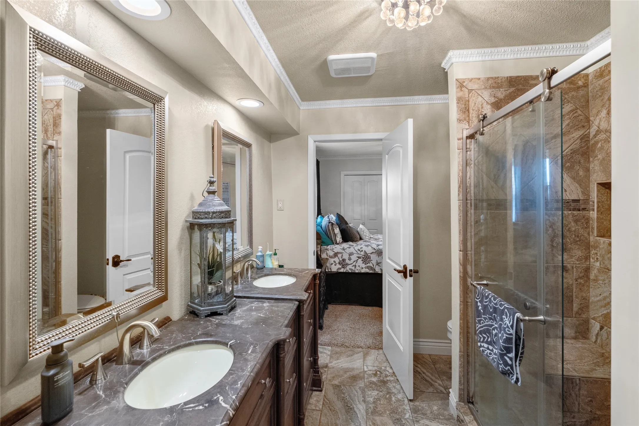 Single Family Residence For Sale in Hopkins County , 1625 Lakeshore Drive, Sulphur Springs, Texas 75482, 5 Bedroom, 3 Bathroom, 2 Garage spaces, 3,845 Sqft, built in 1971, mls#21382029, Real Estate Agent in Sulphur Springs, Homes For Sale in Hopkins county, Homes For Sale in Sulphur Springs, Realtor in Sulphur Springs Texas, Real Estate Brokerage Independent Realty Texas, Luminita Cordes Realtor