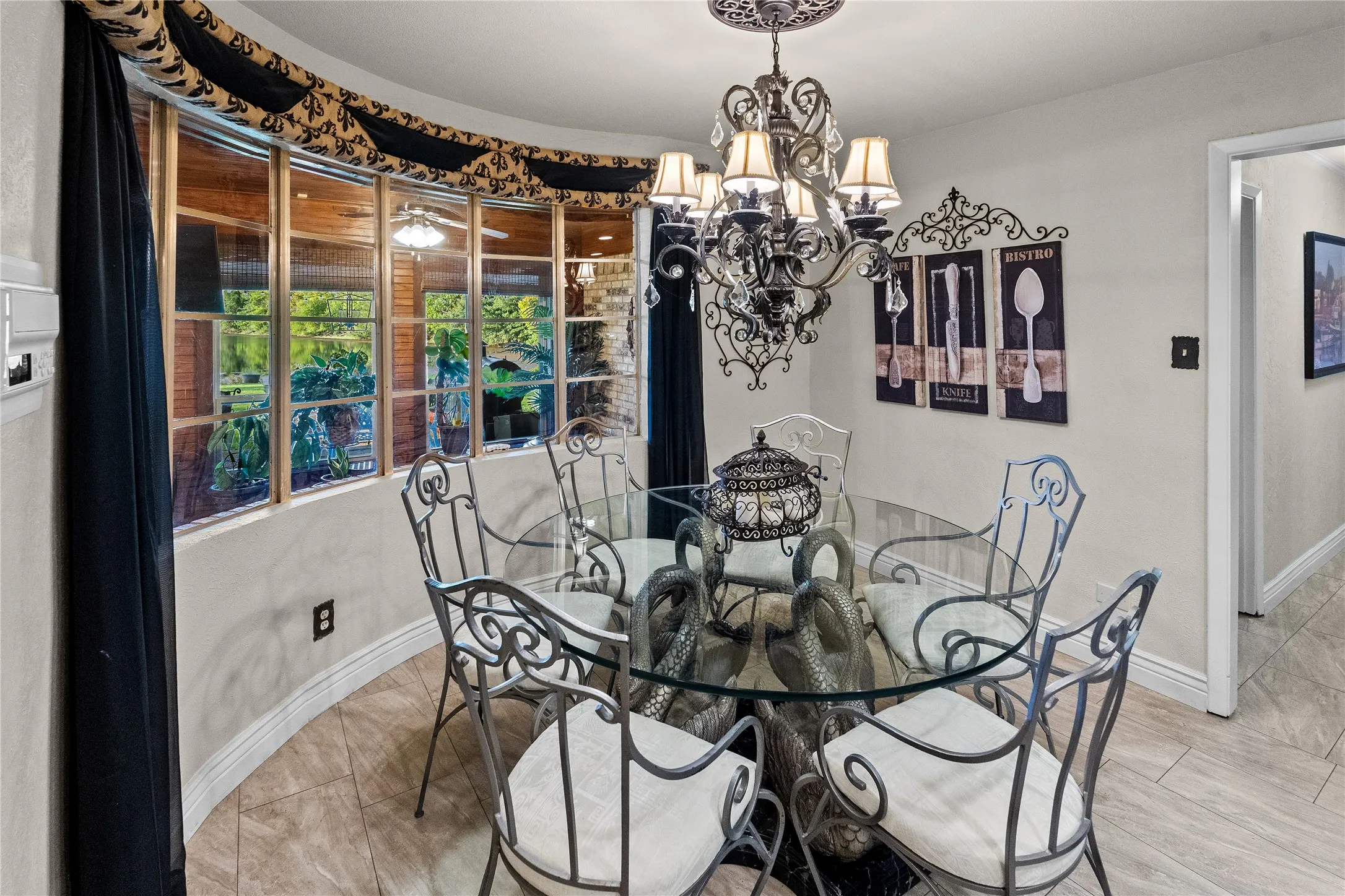 Single Family Residence For Sale in Hopkins County , 1625 Lakeshore Drive, Sulphur Springs, Texas 75482, 5 Bedroom, 3 Bathroom, 2 Garage spaces, 3,845 Sqft, built in 1971, mls#21382029, Real Estate Agent in Sulphur Springs, Homes For Sale in Hopkins county, Homes For Sale in Sulphur Springs, Realtor in Sulphur Springs Texas, Real Estate Brokerage Independent Realty Texas, Luminita Cordes Realtor