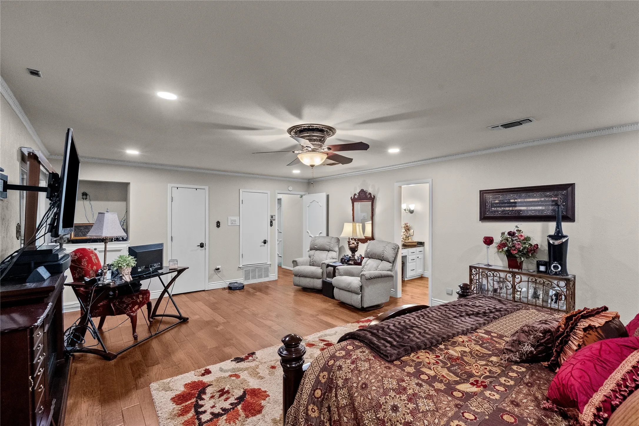 Single Family Residence For Sale in Hopkins County , 1625 Lakeshore Drive, Sulphur Springs, Texas 75482, 5 Bedroom, 3 Bathroom, 2 Garage spaces, 3,845 Sqft, built in 1971, mls#21382029, Real Estate Agent in Sulphur Springs, Homes For Sale in Hopkins county, Homes For Sale in Sulphur Springs, Realtor in Sulphur Springs Texas, Real Estate Brokerage Independent Realty Texas, Luminita Cordes Realtor