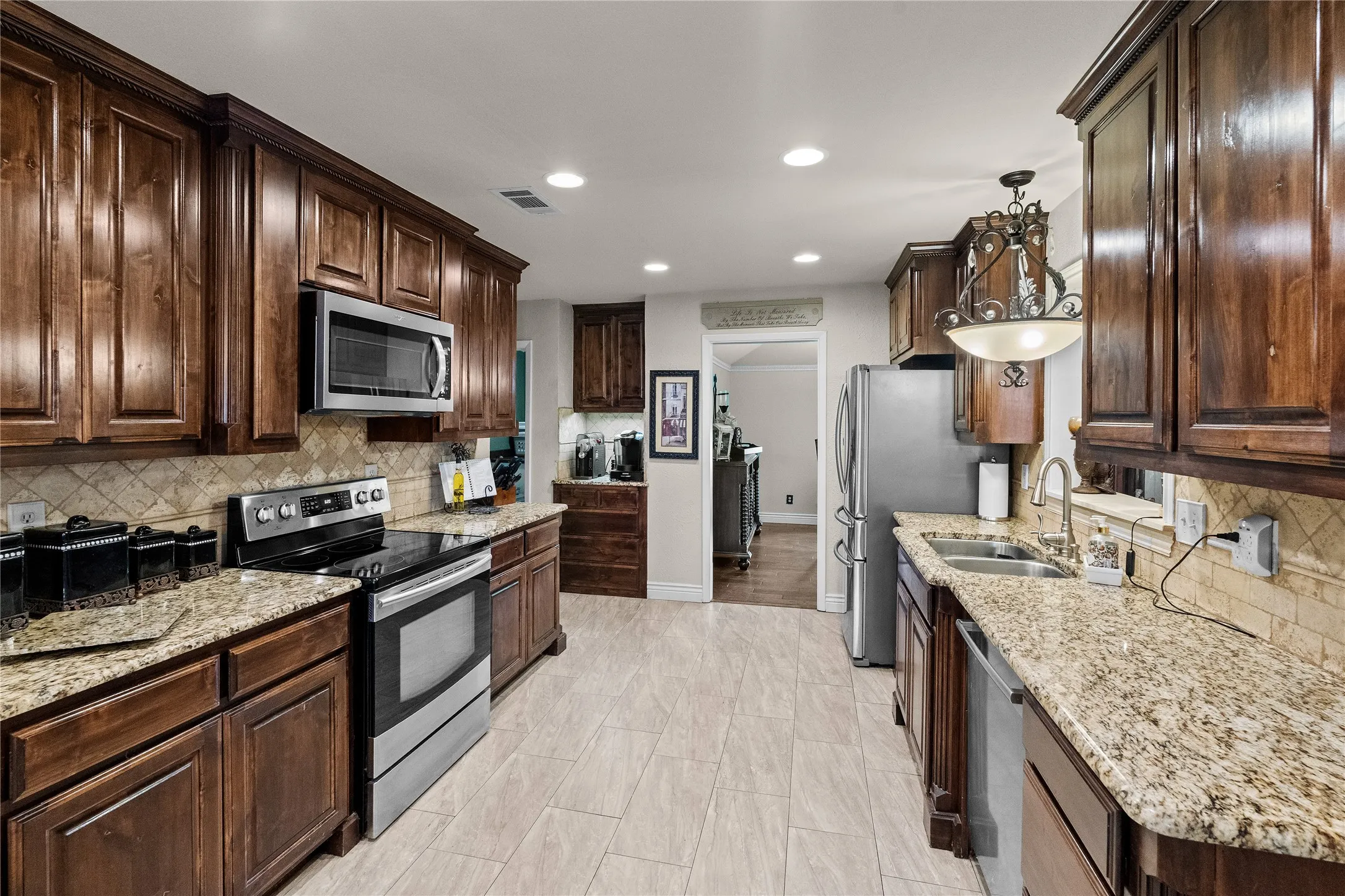 Single Family Residence For Sale in Hopkins County , 1625 Lakeshore Drive, Sulphur Springs, Texas 75482, 5 Bedroom, 3 Bathroom, 2 Garage spaces, 3,845 Sqft, built in 1971, mls#21382029, Real Estate Agent in Sulphur Springs, Homes For Sale in Hopkins county, Homes For Sale in Sulphur Springs, Realtor in Sulphur Springs Texas, Real Estate Brokerage Independent Realty Texas, Luminita Cordes Realtor