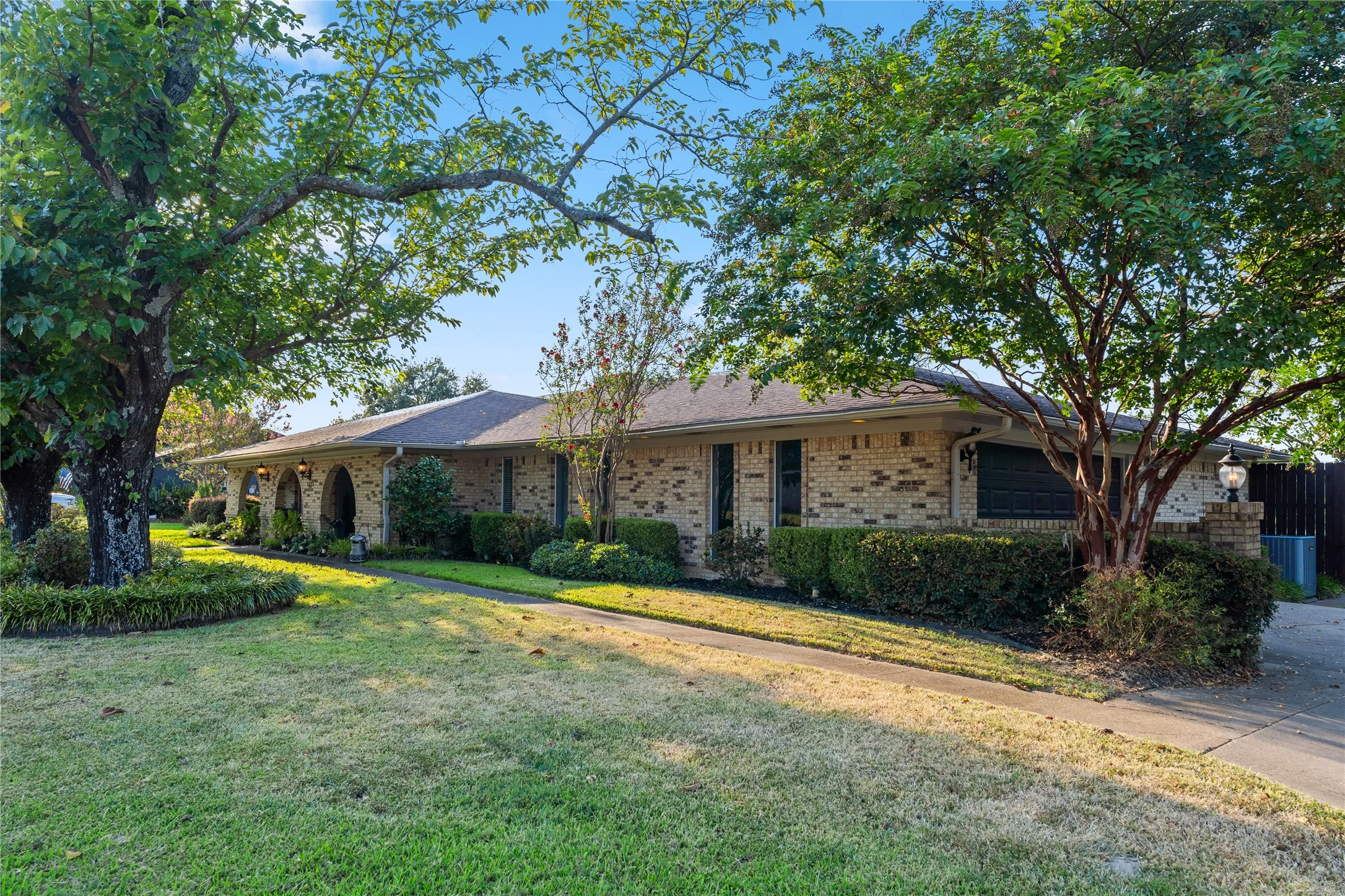 Single Family Residence For Sale in Hopkins County , 1625 Lakeshore Drive, Sulphur Springs, Texas 75482, 5 Bedroom, 3 Bathroom, 2 Garage spaces, 3,845 Sqft, built in 1971, mls#21382029, Real Estate Agent in Sulphur Springs, Homes For Sale in Hopkins county, Homes For Sale in Sulphur Springs, Realtor in Sulphur Springs Texas, Real Estate Brokerage Independent Realty Texas, Luminita Cordes Realtor