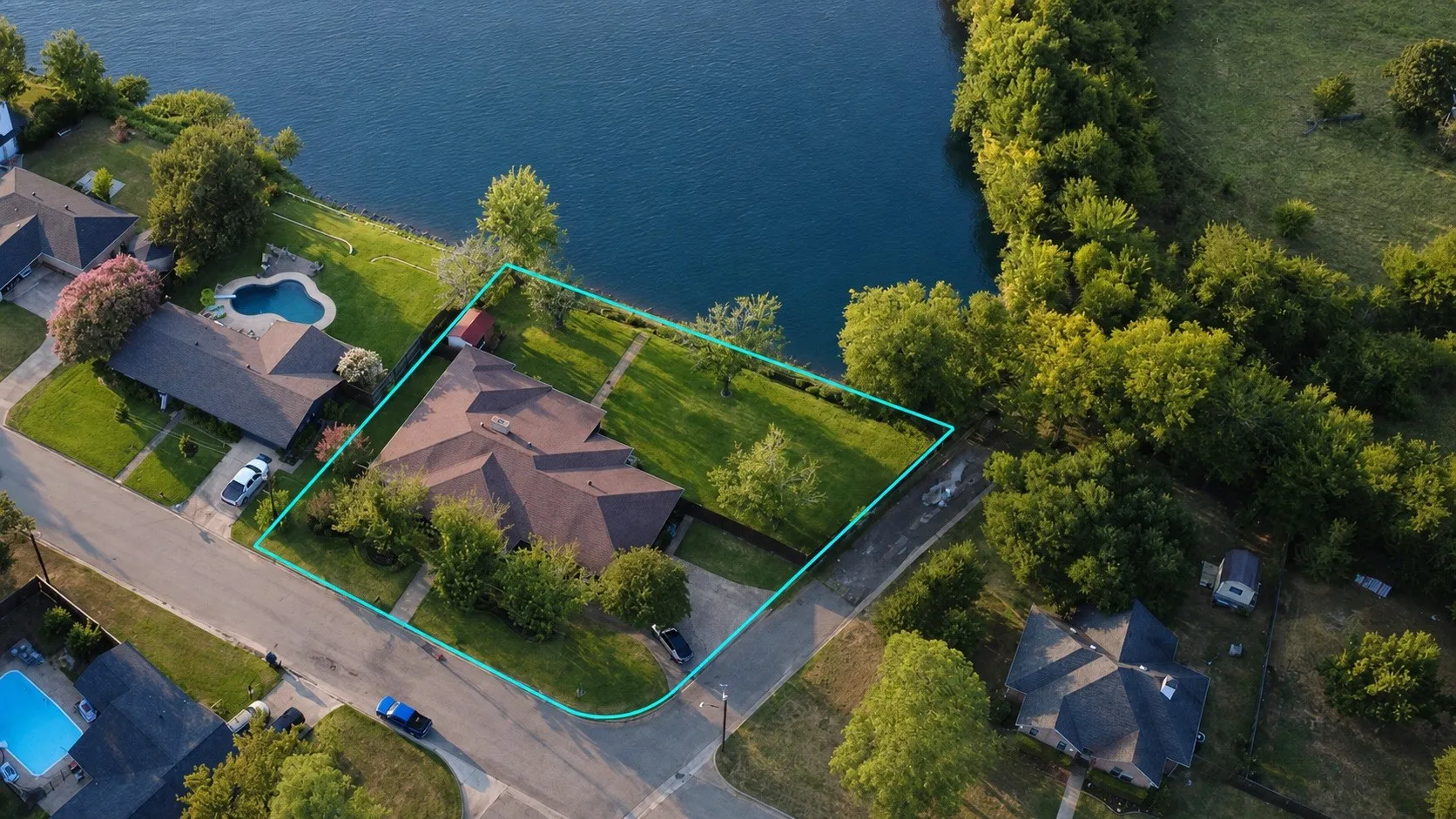 Single Family Residence For Sale in Hopkins County , 1625 Lakeshore Drive, Sulphur Springs, Texas 75482, 5 Bedroom, 3 Bathroom, 2 Garage spaces, 3,845 Sqft, built in 1971, mls#21382029, Real Estate Agent in Sulphur Springs, Homes For Sale in Hopkins county, Homes For Sale in Sulphur Springs, Realtor in Sulphur Springs Texas, Real Estate Brokerage Independent Realty Texas, Luminita Cordes Realtor