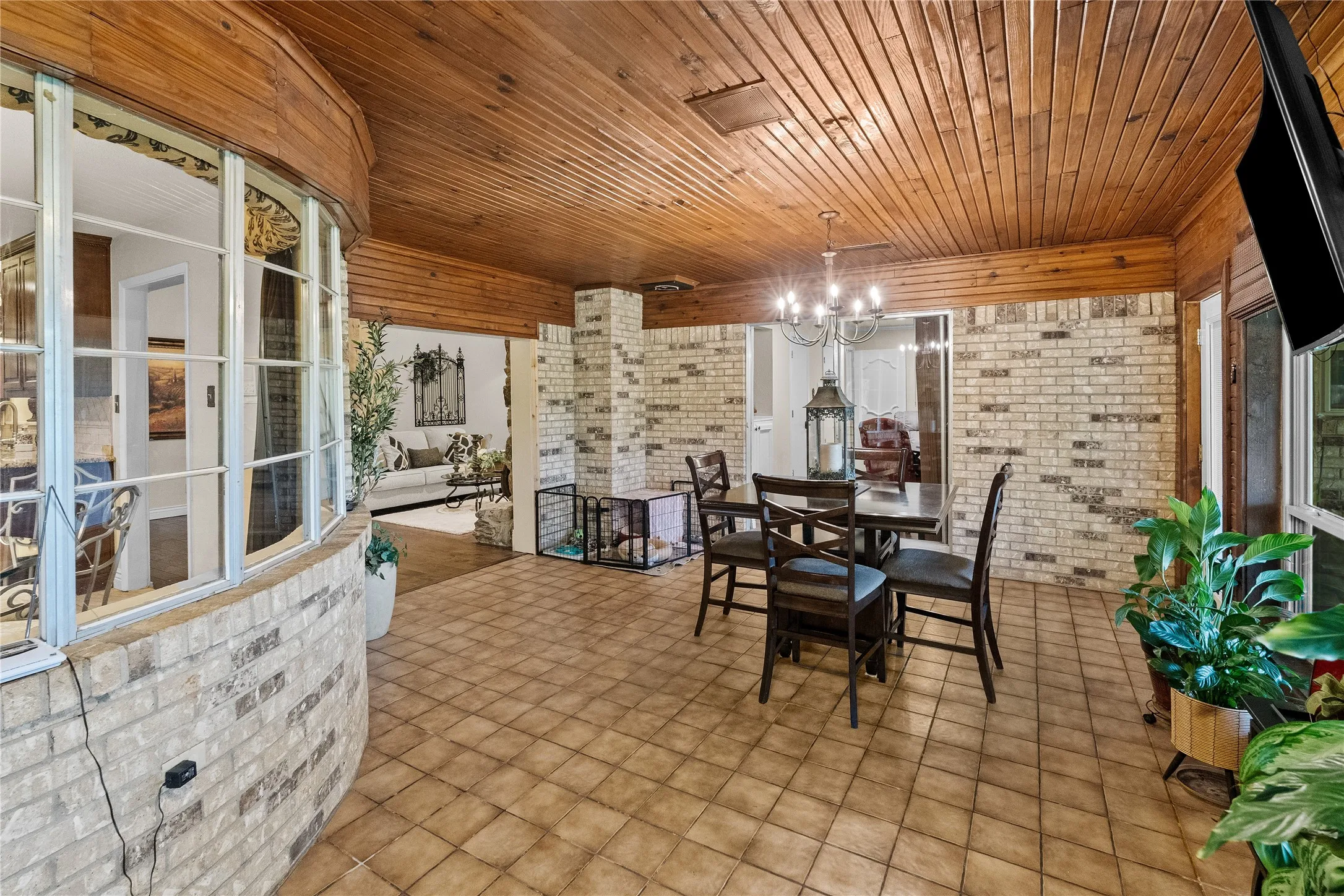 Single Family Residence For Sale in Hopkins County , 1625 Lakeshore Drive, Sulphur Springs, Texas 75482, 5 Bedroom, 3 Bathroom, 2 Garage spaces, 3,845 Sqft, built in 1971, mls#21382029, Real Estate Agent in Sulphur Springs, Homes For Sale in Hopkins county, Homes For Sale in Sulphur Springs, Realtor in Sulphur Springs Texas, Real Estate Brokerage Independent Realty Texas, Luminita Cordes Realtor