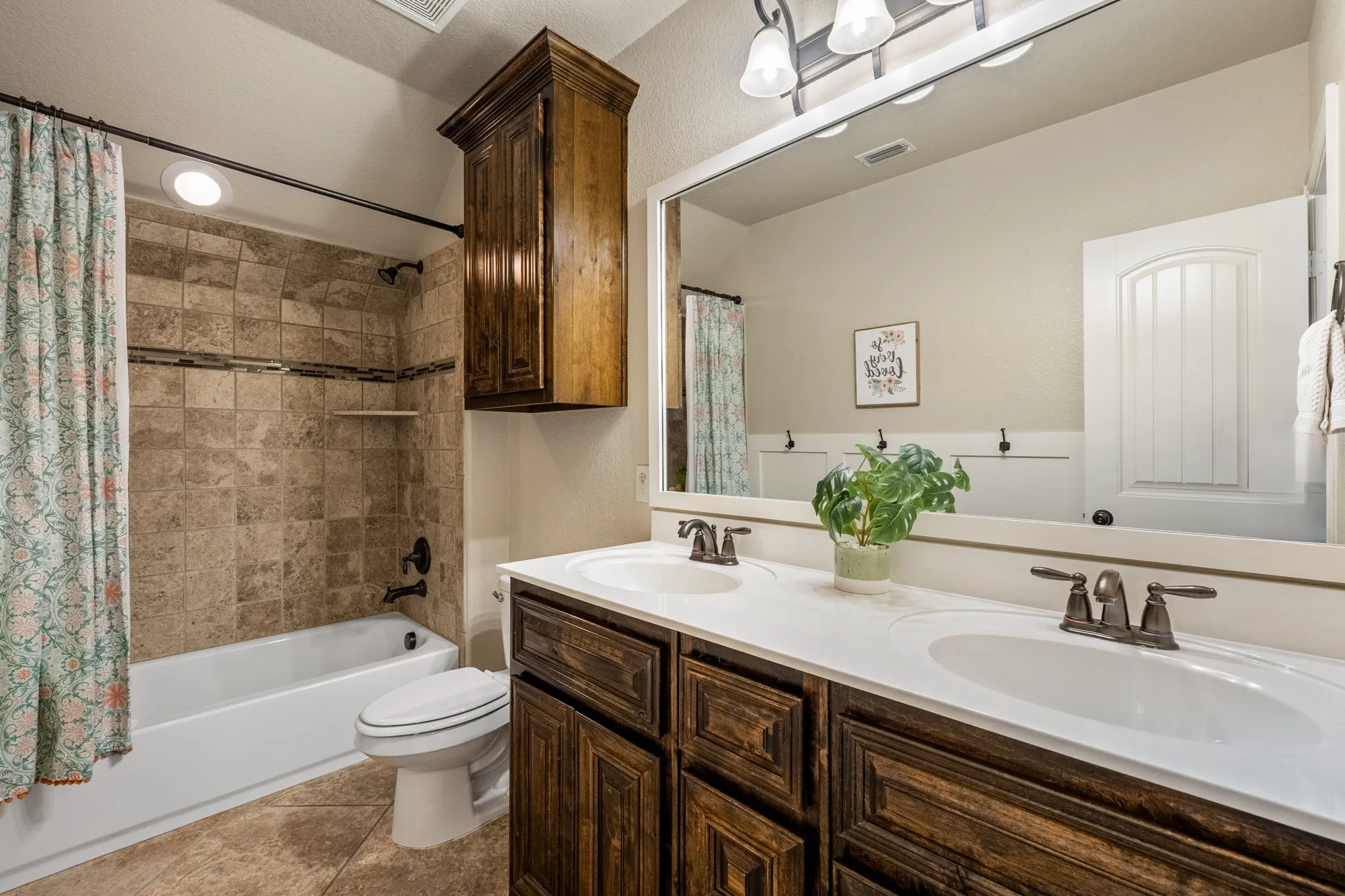 Single Family Residence For Sale in Rockwall County , 207 Charleston Lane, Fate, Texas 75189, 4 Bedroom, 4 Bathroom, 2 Garage spaces, 3,032 Sqft, built in 2012, mls#21382945, Real Estate Agent in Fate, Homes For Sale in Rockwall county, Homes For Sale in Fate, Realtor in Fate Texas, Real Estate Brokerage Independent Realty Texas, Luminita Cordes Realtor