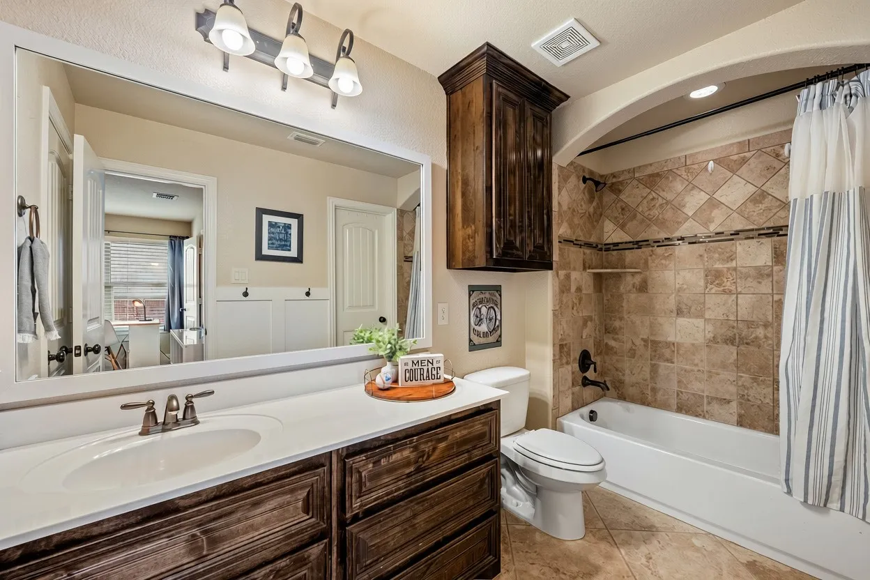 Ensuite to upstairs bedroom