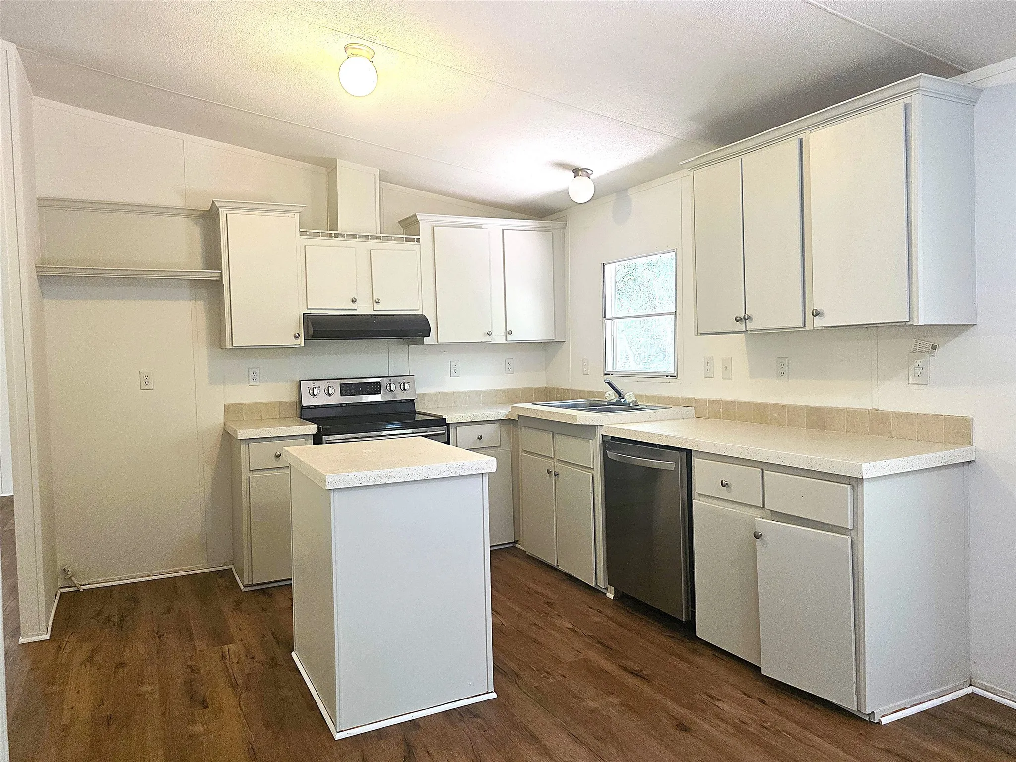 Mobile Home For Sale in Cherokee County , 942 Balmorea Drive, Bullard, Texas 75757, 4 Bedroom, 3 Bathroom, Garage spaces, 2,128 Sqft, built in 2006, mls#21383516, Real Estate Agent in Bullard, Homes For Sale in Cherokee county, Homes For Sale in Bullard, Realtor in Bullard Texas, Real Estate Brokerage Independent Realty Texas, Luminita Cordes Realtor