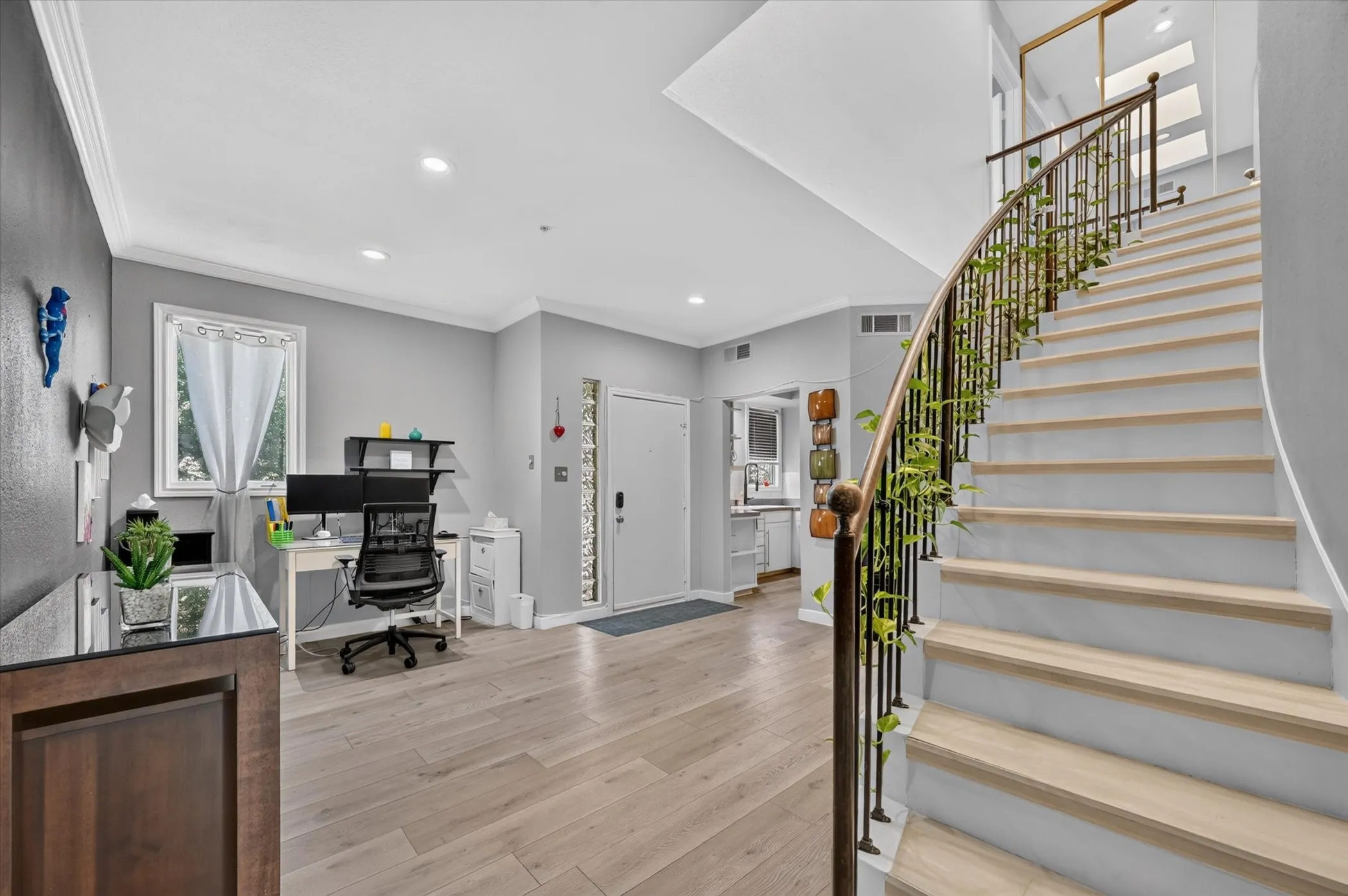 Condominium For Sale in Dallas County , 4040 Avondale Avenue 309, Dallas, Texas 75219, 2 Bedroom, 3 Bathroom, 2 Garage spaces, 1,396 Sqft, built in 1985, mls#21368839, Real Estate Agent in Dallas, Homes For Sale in Dallas county, Homes For Sale in Dallas, Realtor in Dallas Texas, Real Estate Brokerage Independent Realty Texas, Luminita Cordes Realtor