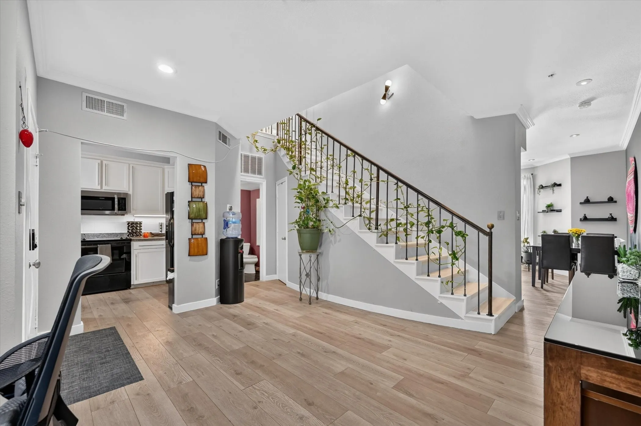 Condominium For Sale in Dallas County , 4040 Avondale Avenue 309, Dallas, Texas 75219, 2 Bedroom, 3 Bathroom, 2 Garage spaces, 1,396 Sqft, built in 1985, mls#21368839, Real Estate Agent in Dallas, Homes For Sale in Dallas county, Homes For Sale in Dallas, Realtor in Dallas Texas, Real Estate Brokerage Independent Realty Texas, Luminita Cordes Realtor