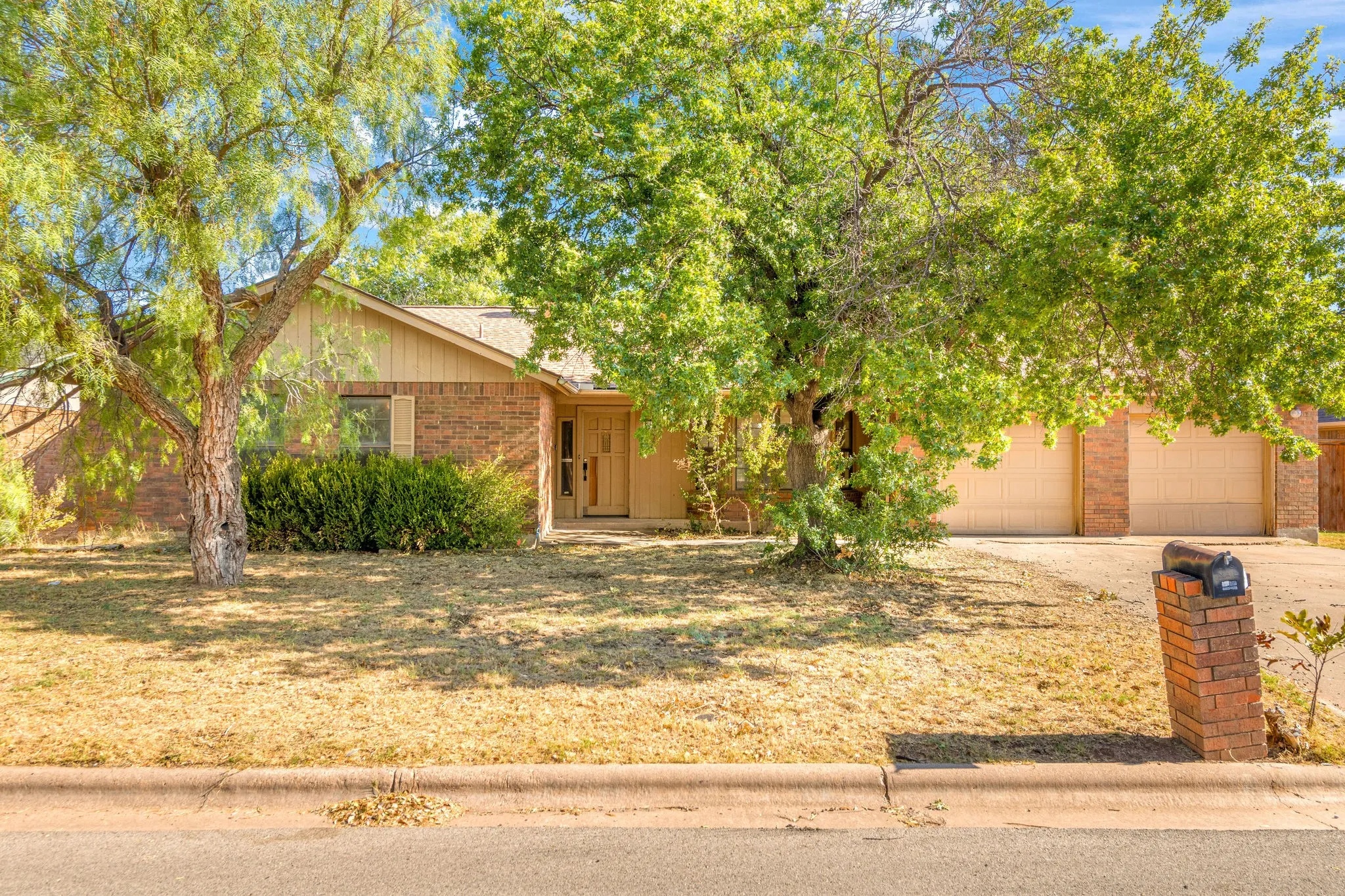 Single Family Residence For Sale in Taylor County , 1434 Weavers Way, Abilene, Texas 79602, 2 Bedroom, 3 Bathroom, 2 Garage spaces, 1,677 Sqft, built in 1983, mls#21383682, Real Estate Agent in Abilene, Homes For Sale in Taylor county, Homes For Sale in Abilene, Realtor in Abilene Texas, Real Estate Brokerage Independent Realty Texas, Luminita Cordes Realtor
