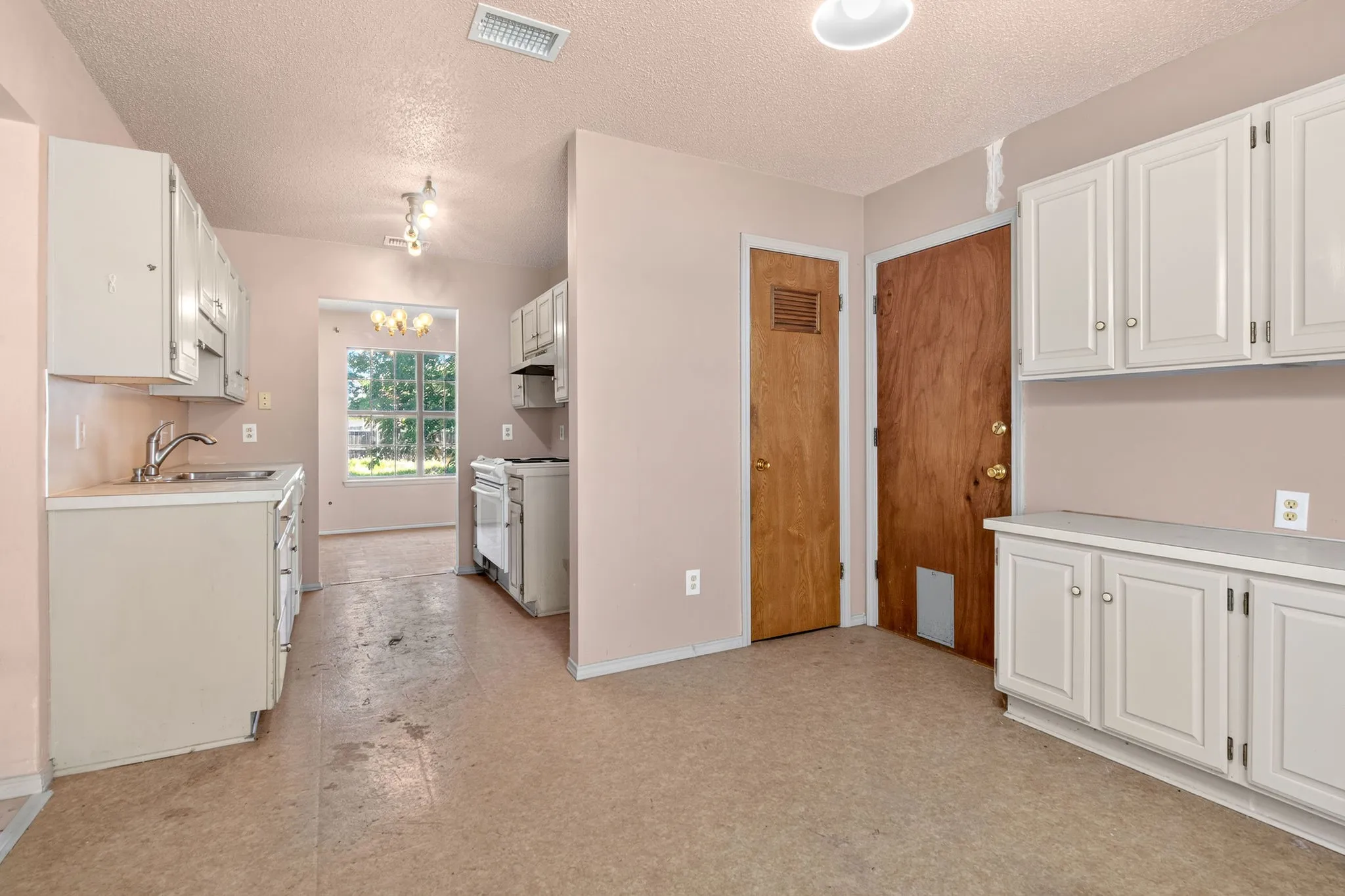 Single Family Residence For Sale in Taylor County , 1434 Weavers Way, Abilene, Texas 79602, 2 Bedroom, 3 Bathroom, 2 Garage spaces, 1,677 Sqft, built in 1983, mls#21383682, Real Estate Agent in Abilene, Homes For Sale in Taylor county, Homes For Sale in Abilene, Realtor in Abilene Texas, Real Estate Brokerage Independent Realty Texas, Luminita Cordes Realtor