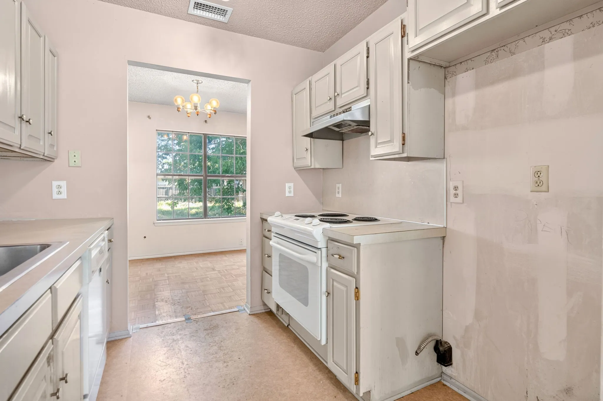 Single Family Residence For Sale in Taylor County , 1434 Weavers Way, Abilene, Texas 79602, 2 Bedroom, 3 Bathroom, 2 Garage spaces, 1,677 Sqft, built in 1983, mls#21383682, Real Estate Agent in Abilene, Homes For Sale in Taylor county, Homes For Sale in Abilene, Realtor in Abilene Texas, Real Estate Brokerage Independent Realty Texas, Luminita Cordes Realtor