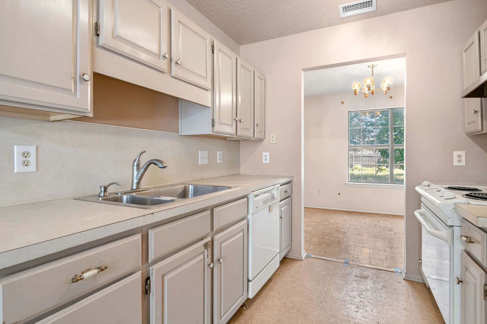Single Family Residence For Sale in Taylor County , 1434 Weavers Way, Abilene, Texas 79602, 2 Bedroom, 3 Bathroom, 2 Garage spaces, 1,677 Sqft, built in 1983, mls#21383682, Real Estate Agent in Abilene, Homes For Sale in Taylor county, Homes For Sale in Abilene, Realtor in Abilene Texas, Real Estate Brokerage Independent Realty Texas, Luminita Cordes Realtor