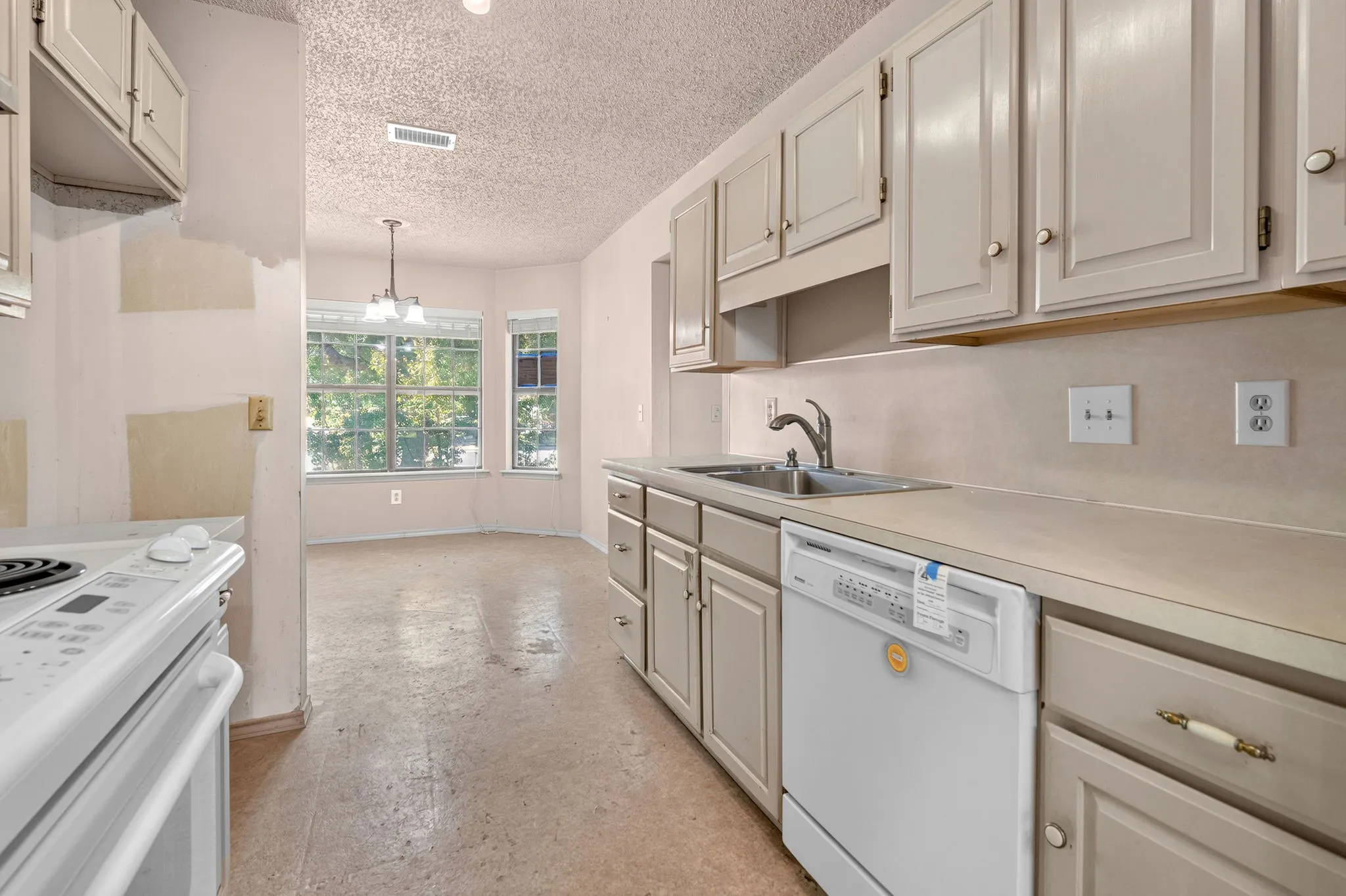 Single Family Residence For Sale in Taylor County , 1434 Weavers Way, Abilene, Texas 79602, 2 Bedroom, 3 Bathroom, 2 Garage spaces, 1,677 Sqft, built in 1983, mls#21383682, Real Estate Agent in Abilene, Homes For Sale in Taylor county, Homes For Sale in Abilene, Realtor in Abilene Texas, Real Estate Brokerage Independent Realty Texas, Luminita Cordes Realtor