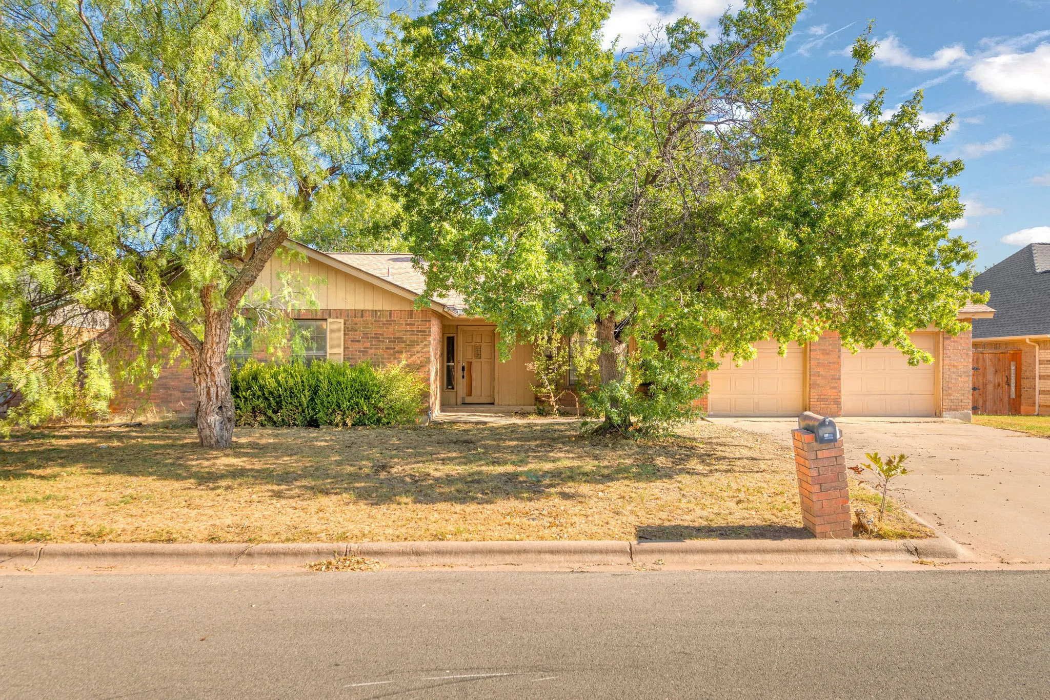 Single Family Residence For Sale in Taylor County , 1434 Weavers Way, Abilene, Texas 79602, 2 Bedroom, 3 Bathroom, 2 Garage spaces, 1,677 Sqft, built in 1983, mls#21383682, Real Estate Agent in Abilene, Homes For Sale in Taylor county, Homes For Sale in Abilene, Realtor in Abilene Texas, Real Estate Brokerage Independent Realty Texas, Luminita Cordes Realtor
