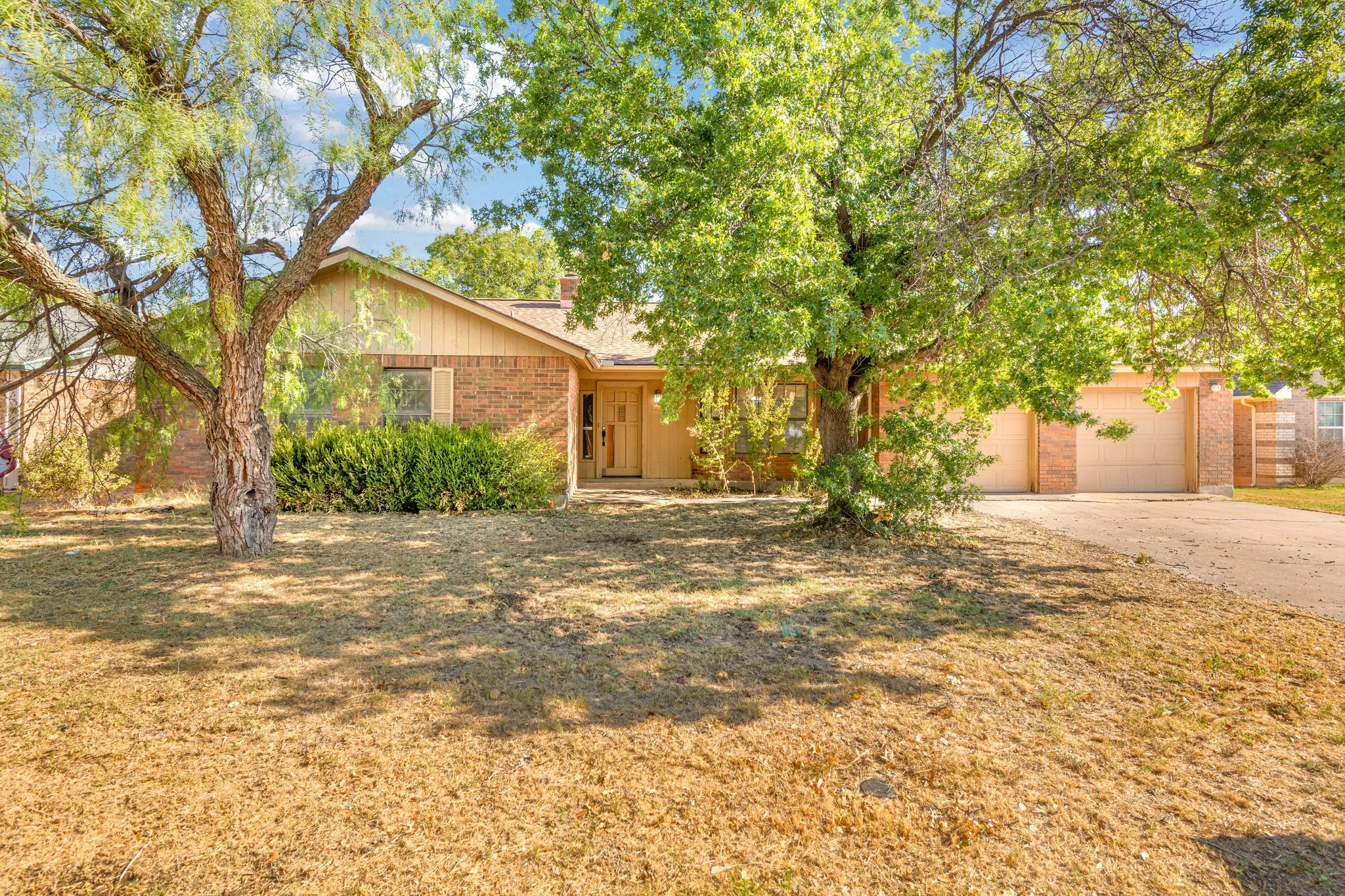 Single Family Residence For Sale in Taylor County , 1434 Weavers Way, Abilene, Texas 79602, 2 Bedroom, 3 Bathroom, 2 Garage spaces, 1,677 Sqft, built in 1983, mls#21383682, Real Estate Agent in Abilene, Homes For Sale in Taylor county, Homes For Sale in Abilene, Realtor in Abilene Texas, Real Estate Brokerage Independent Realty Texas, Luminita Cordes Realtor