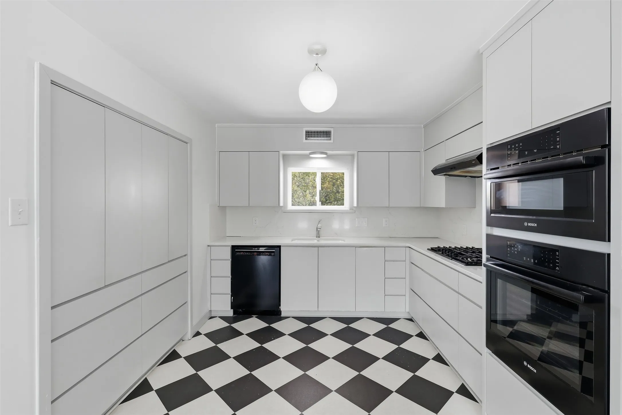 Single Family Residence For Sale in Tarrant County , 3921 Clayton Road E, Fort Worth, Texas 76116, 3 Bedroom, 3 Bathroom, Garage spaces, 2,210 Sqft, built in 1953, mls#21380669, Real Estate Agent in Fort Worth, Homes For Sale in Tarrant county, Homes For Sale in Fort Worth, Realtor in Fort Worth Texas, Real Estate Brokerage Independent Realty Texas, Luminita Cordes Realtor