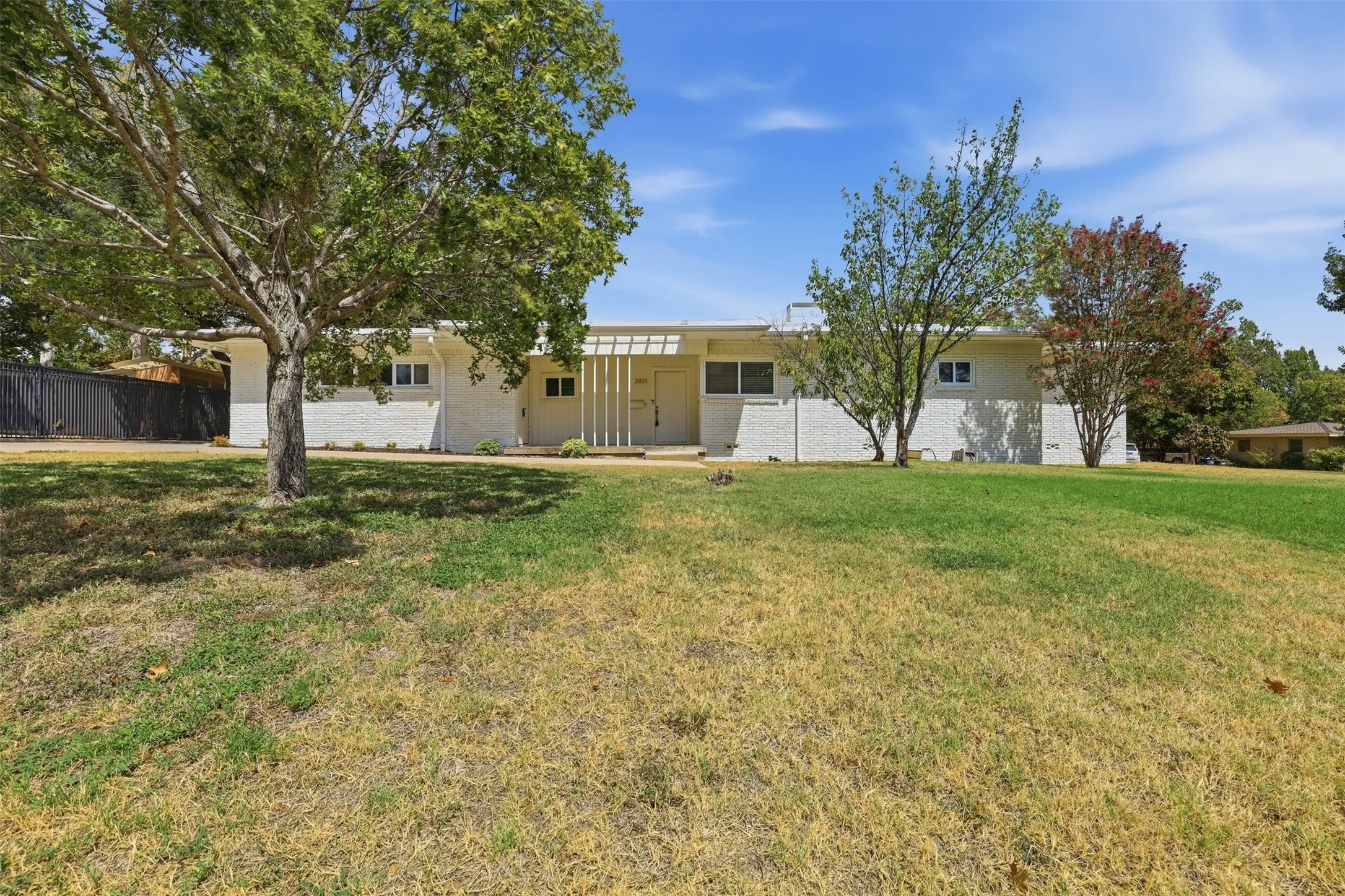 Single Family Residence For Sale in Tarrant County , 3921 Clayton Road E, Fort Worth, Texas 76116, 3 Bedroom, 3 Bathroom, Garage spaces, 2,210 Sqft, built in 1953, mls#21380669, Real Estate Agent in Fort Worth, Homes For Sale in Tarrant county, Homes For Sale in Fort Worth, Realtor in Fort Worth Texas, Real Estate Brokerage Independent Realty Texas, Luminita Cordes Realtor